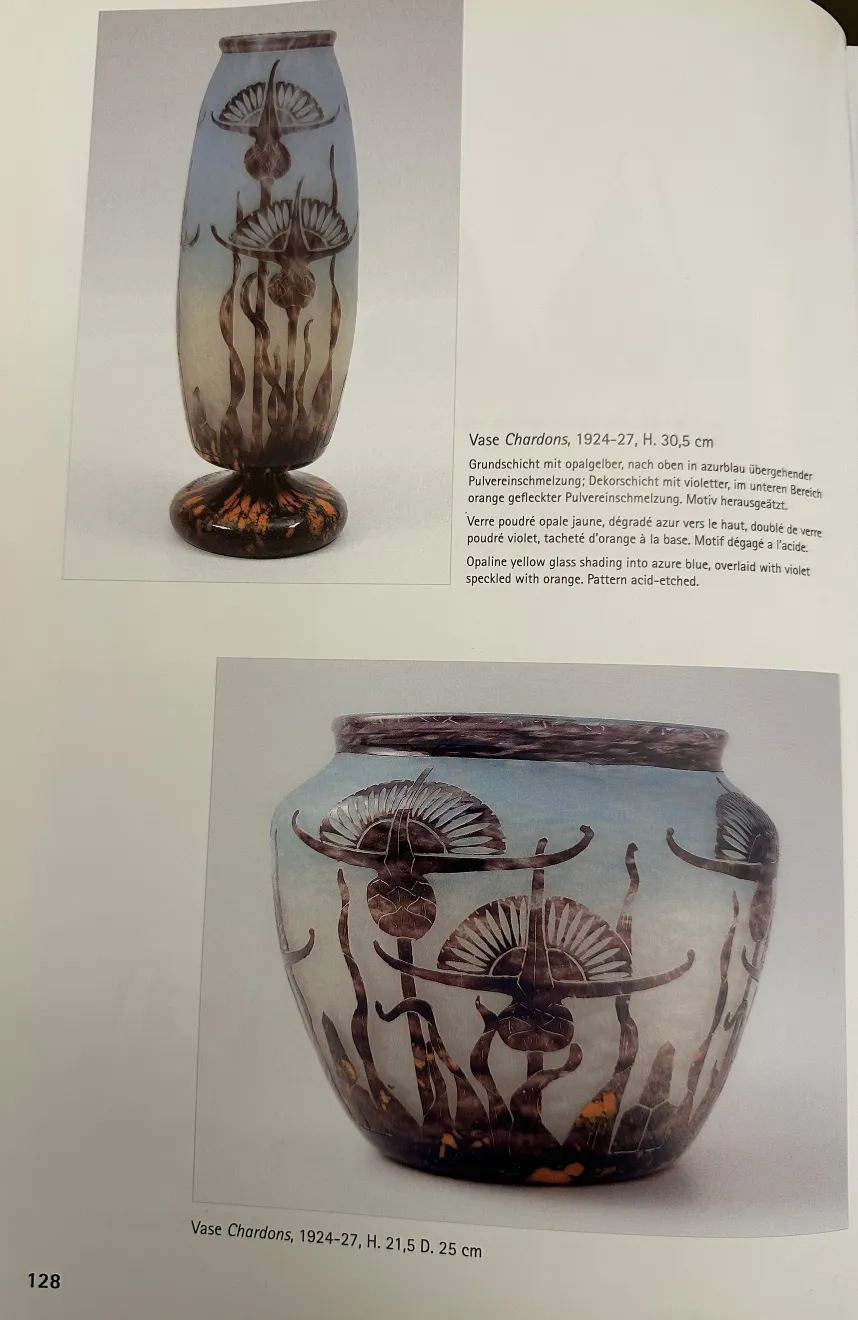 Vase ancien orné de motifs floraux et de feuilles, le verre