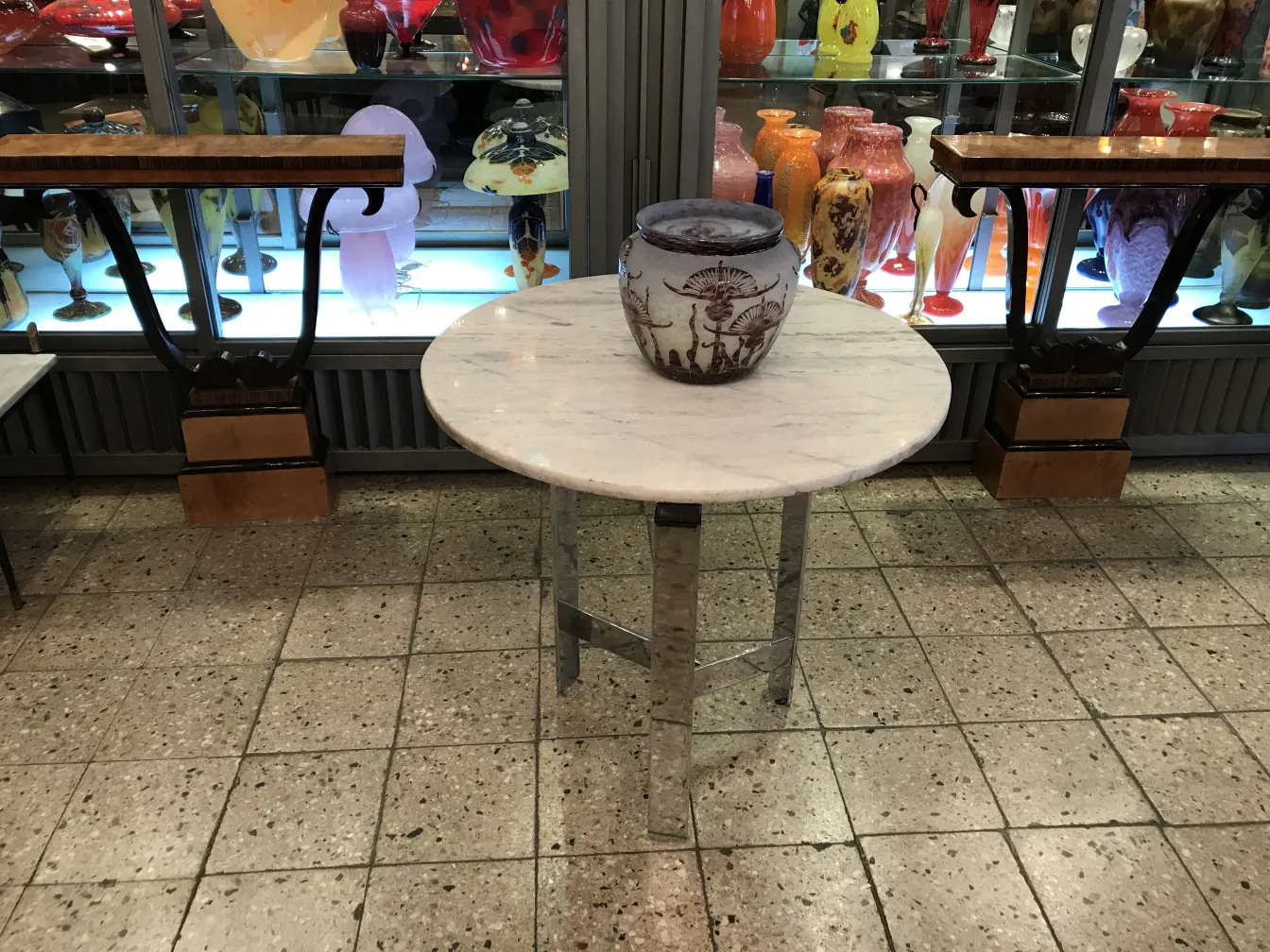 hermoso vaso decorativo y antiguo firmado Le Verre en un entorno de antigüedades