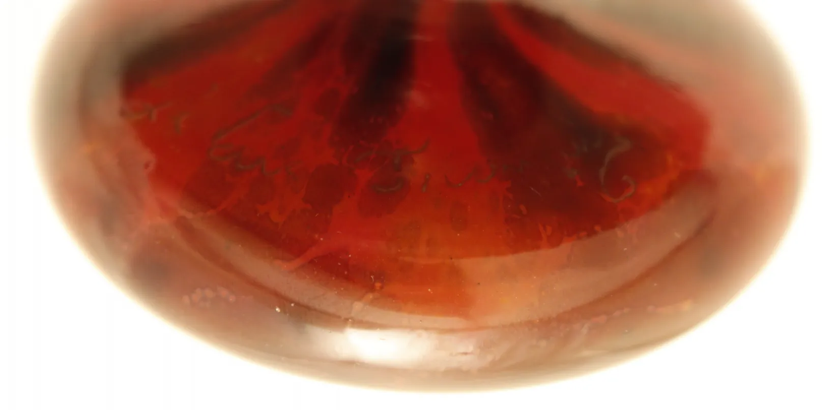 Antikes signiertes Glas mit buntem Design.