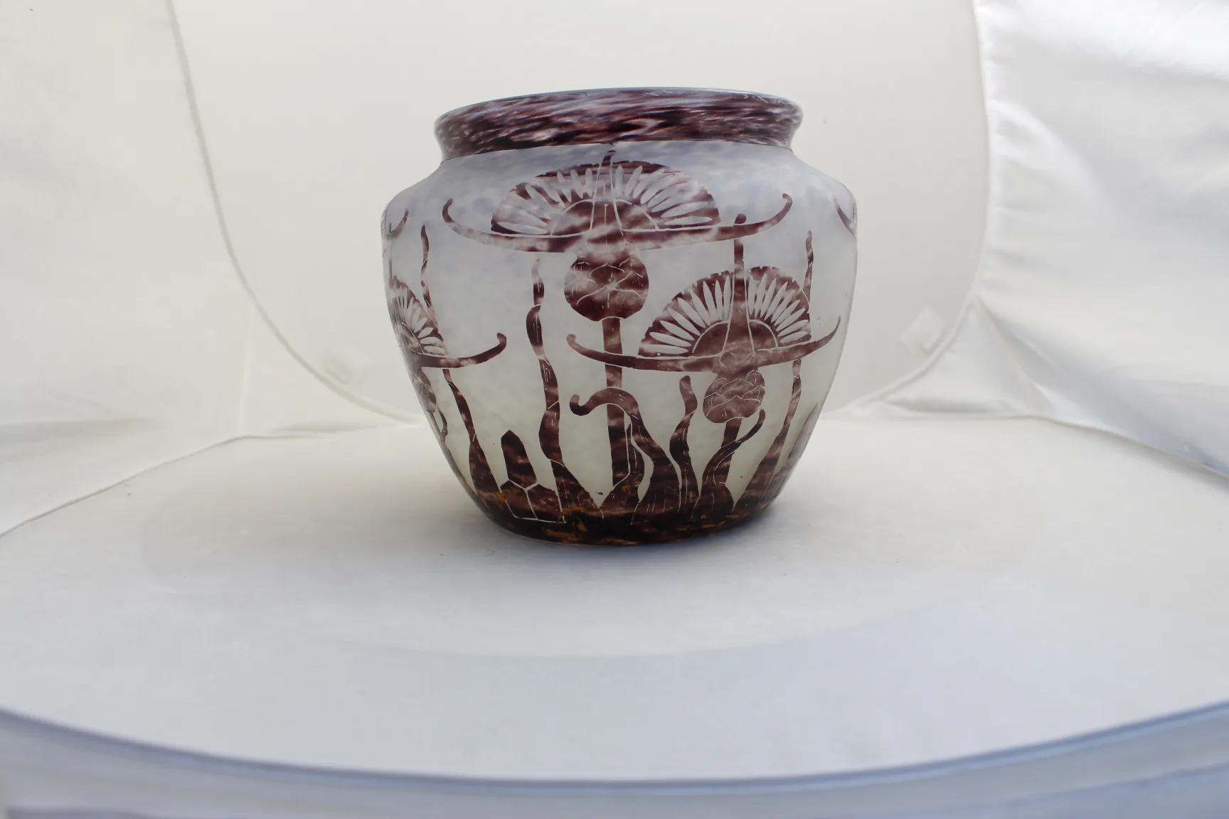 ग्लास पर हस्ताक्षरित (Le Verre) जिसमें उभरे हुए फूलों के विवरण हैं, प्राचीनता