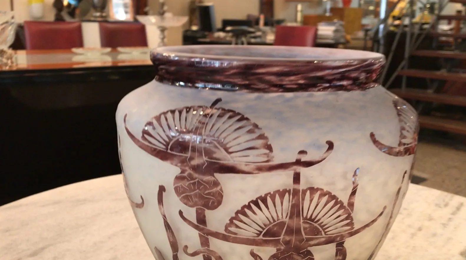 古董签名玻璃花瓶的细节，设计华丽，背景浅色。