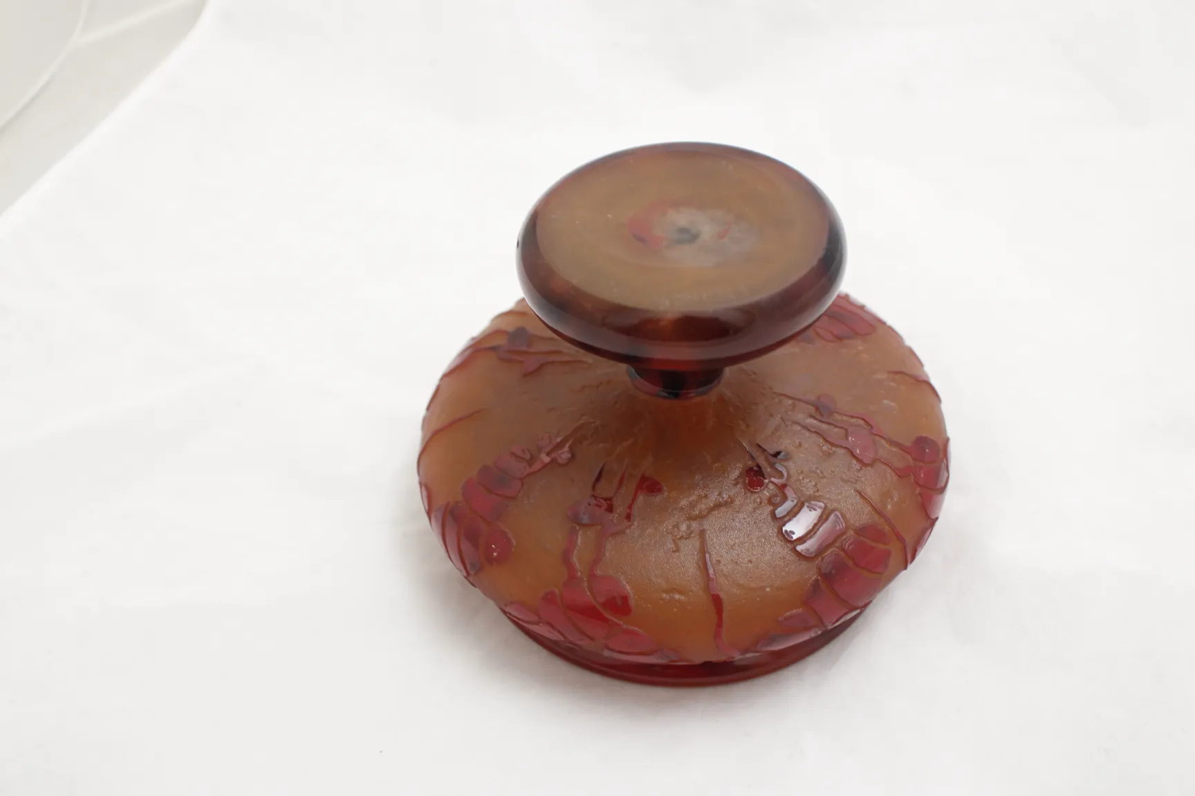 Verre signé Le Verre avec un design distinctif et des couleurs vives dans un environnement propre.