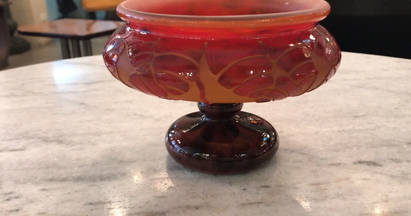 Cuenco decorativo en vidrio firmado Le Verre, tonos rojos.