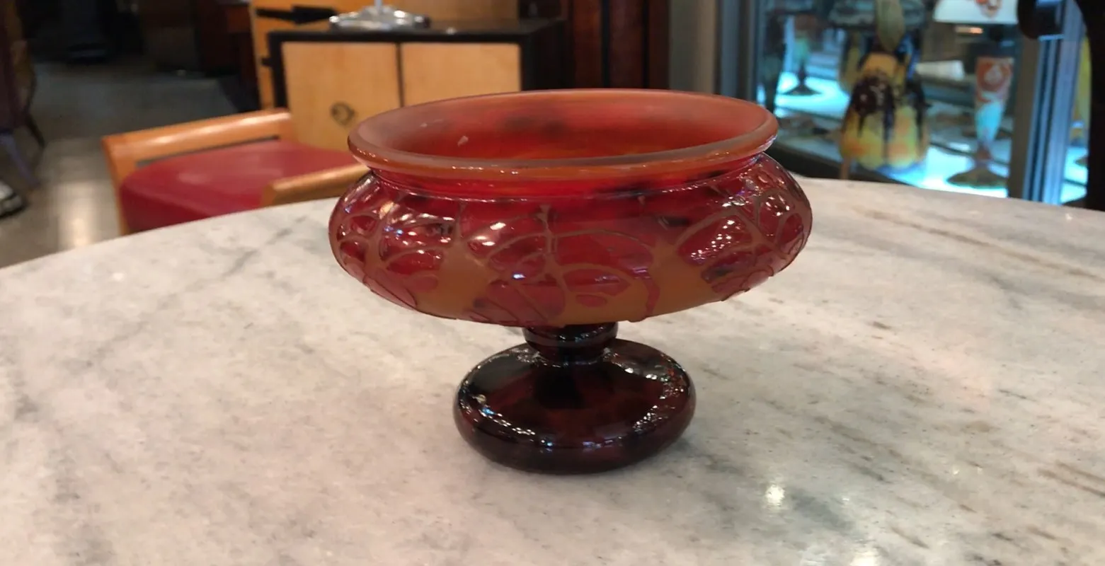 Ancien vase en verre signé par l'artiste Le Verre, détail floral rouge