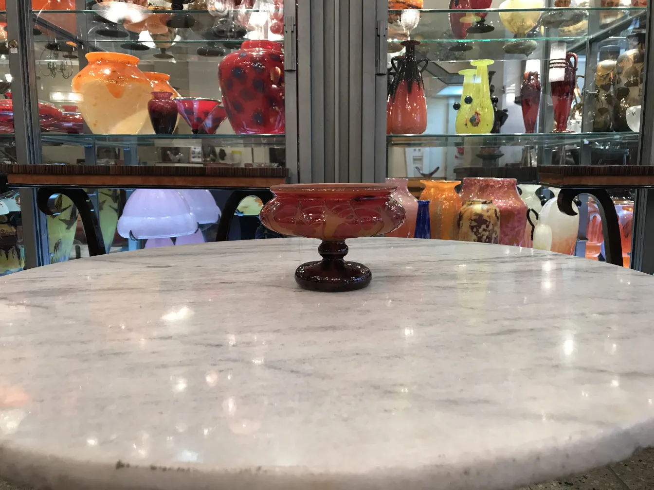 antikes signiertes Glas Le Verre in eleganter Umgebung