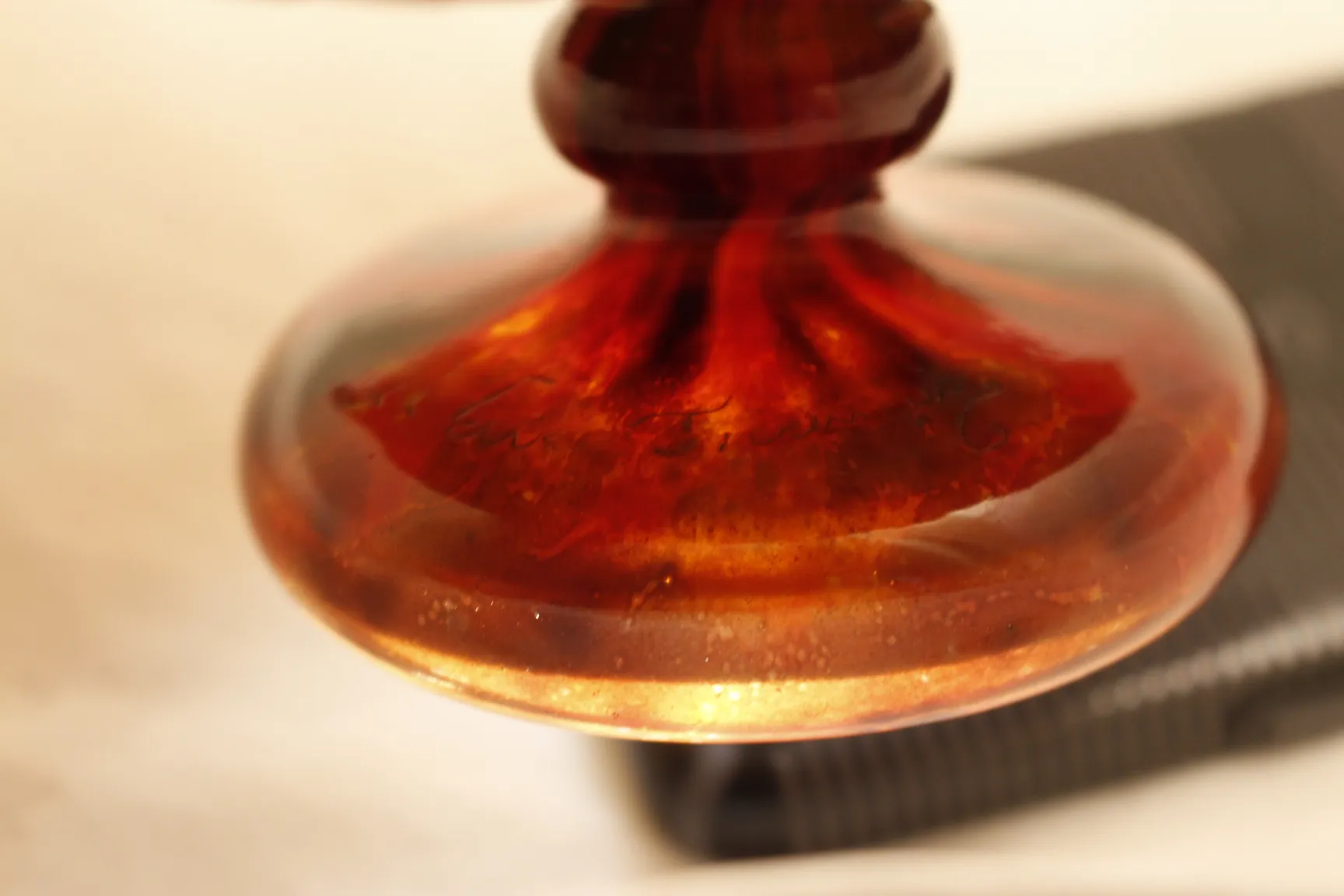 Vidrio antiguo firmado Le Verre con detalles coloridos y texturizados.