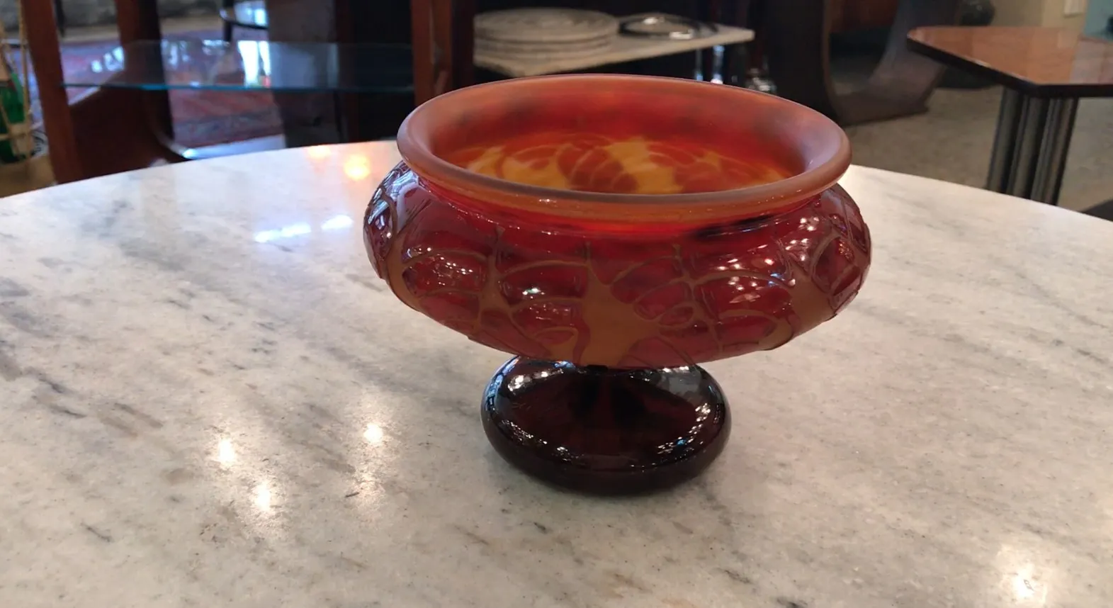 pièce en verre ronde aux couleurs chaudes avec un design complexe