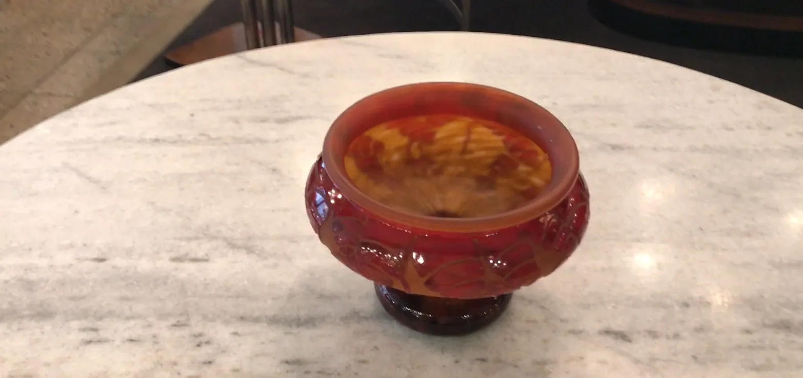 vidro assinado bonito em tons quentes, adornado, na mesa