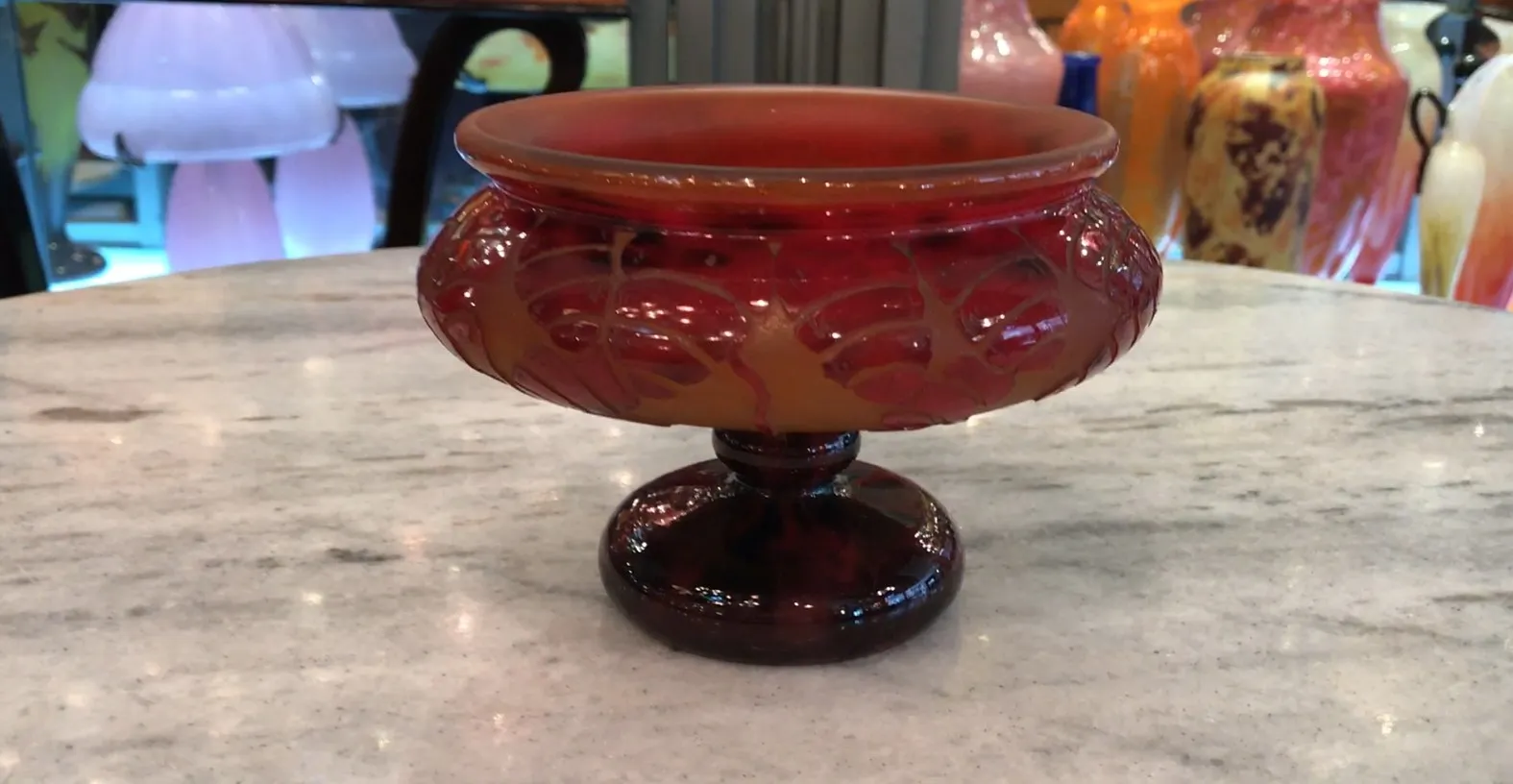 verre ancien signé Le Verre sur fond de marbre blanc