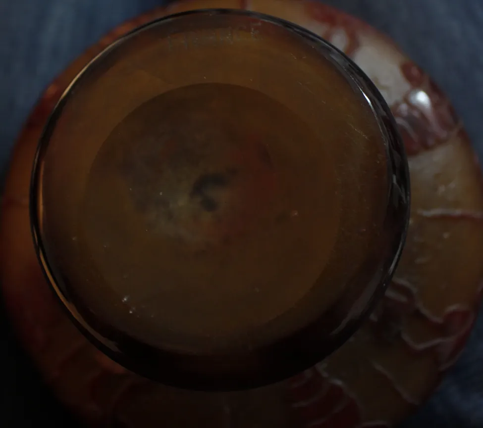 Verre ancien signé Le Verre, design clair et élégant.