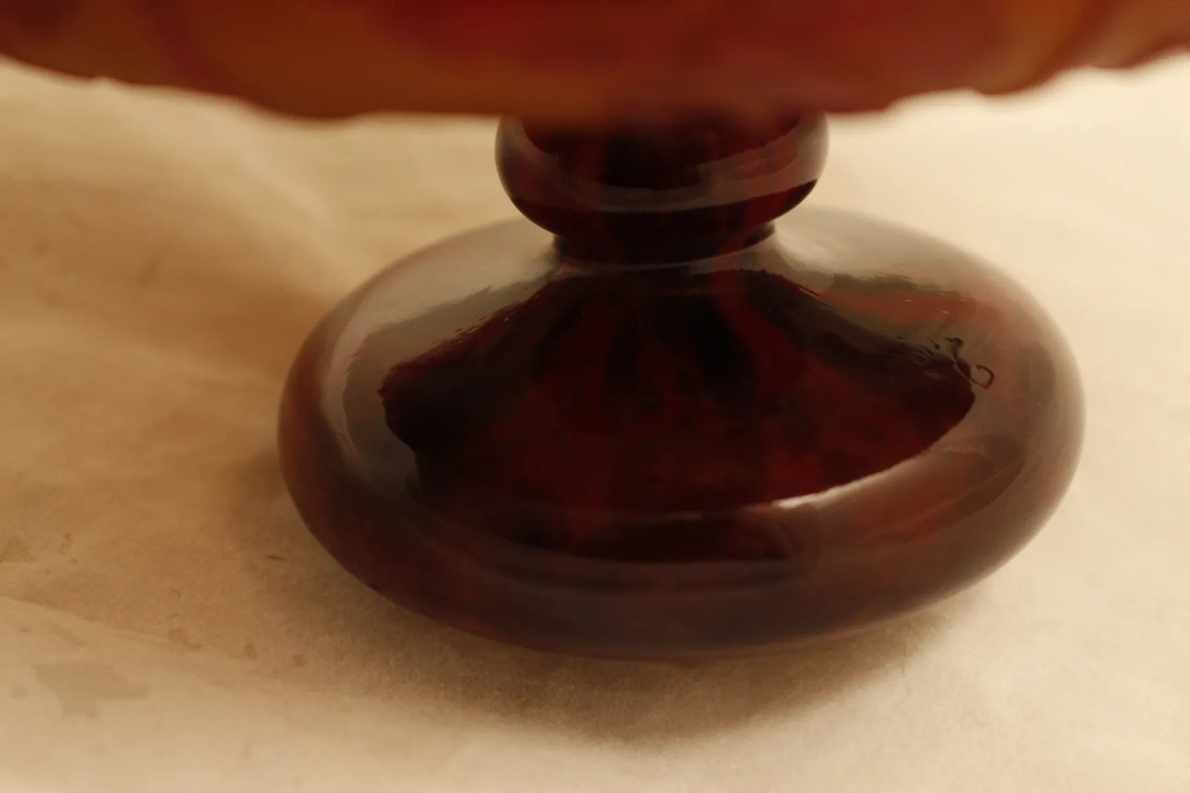 Verre ancien signé Le Verre avec une base ronde et polie.