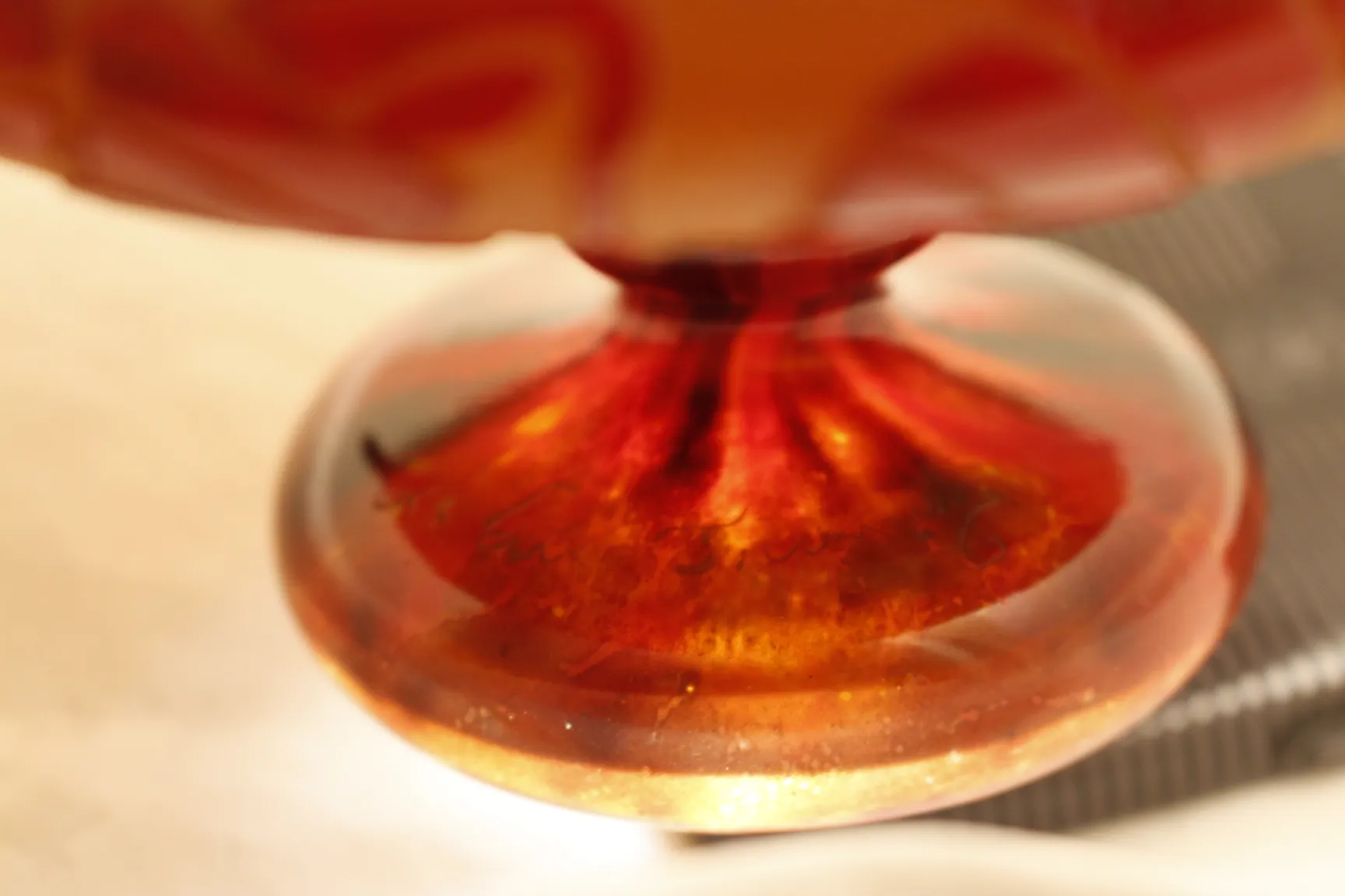 サイン入りガラス（le verre）のベースは温かいトーンと繊細なディテールがあります