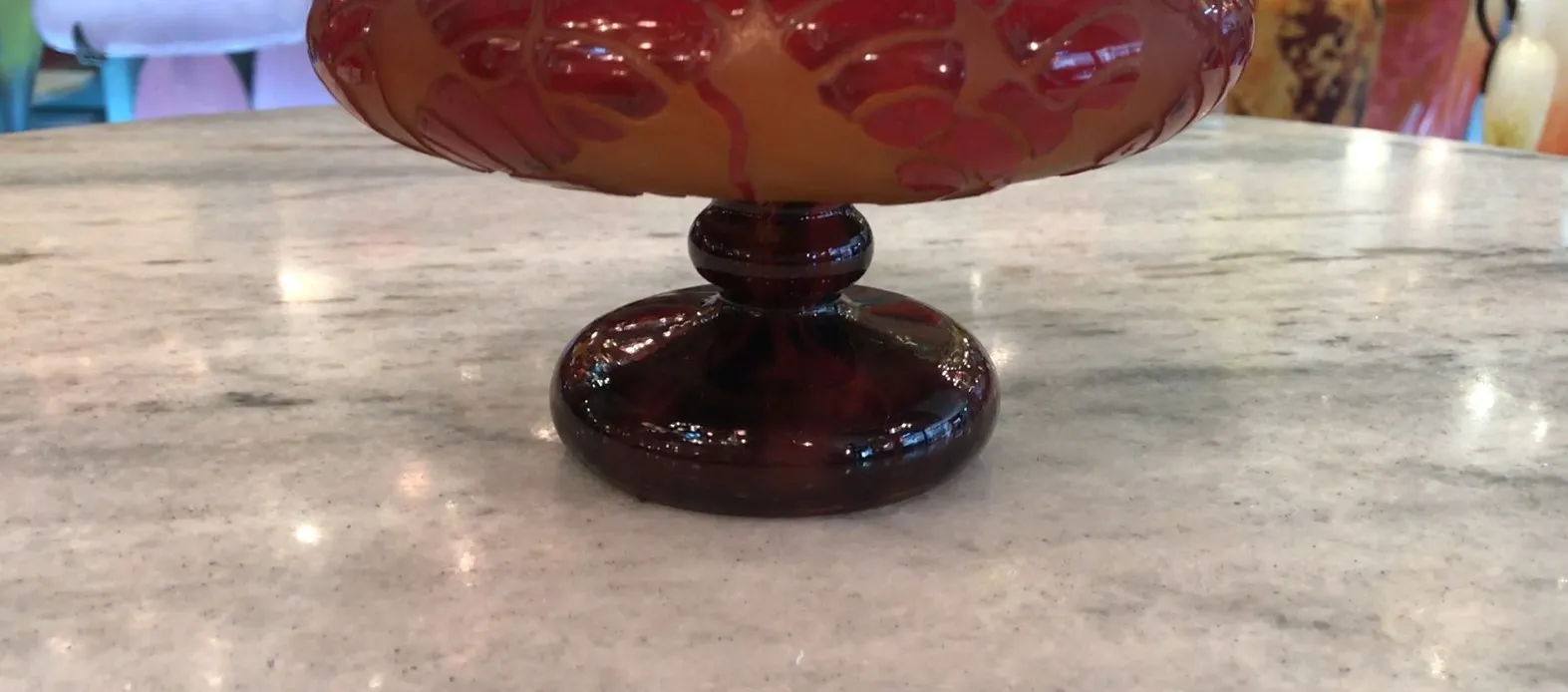 Vidrio firmado Le Verre en un soporte decorativo antiguo