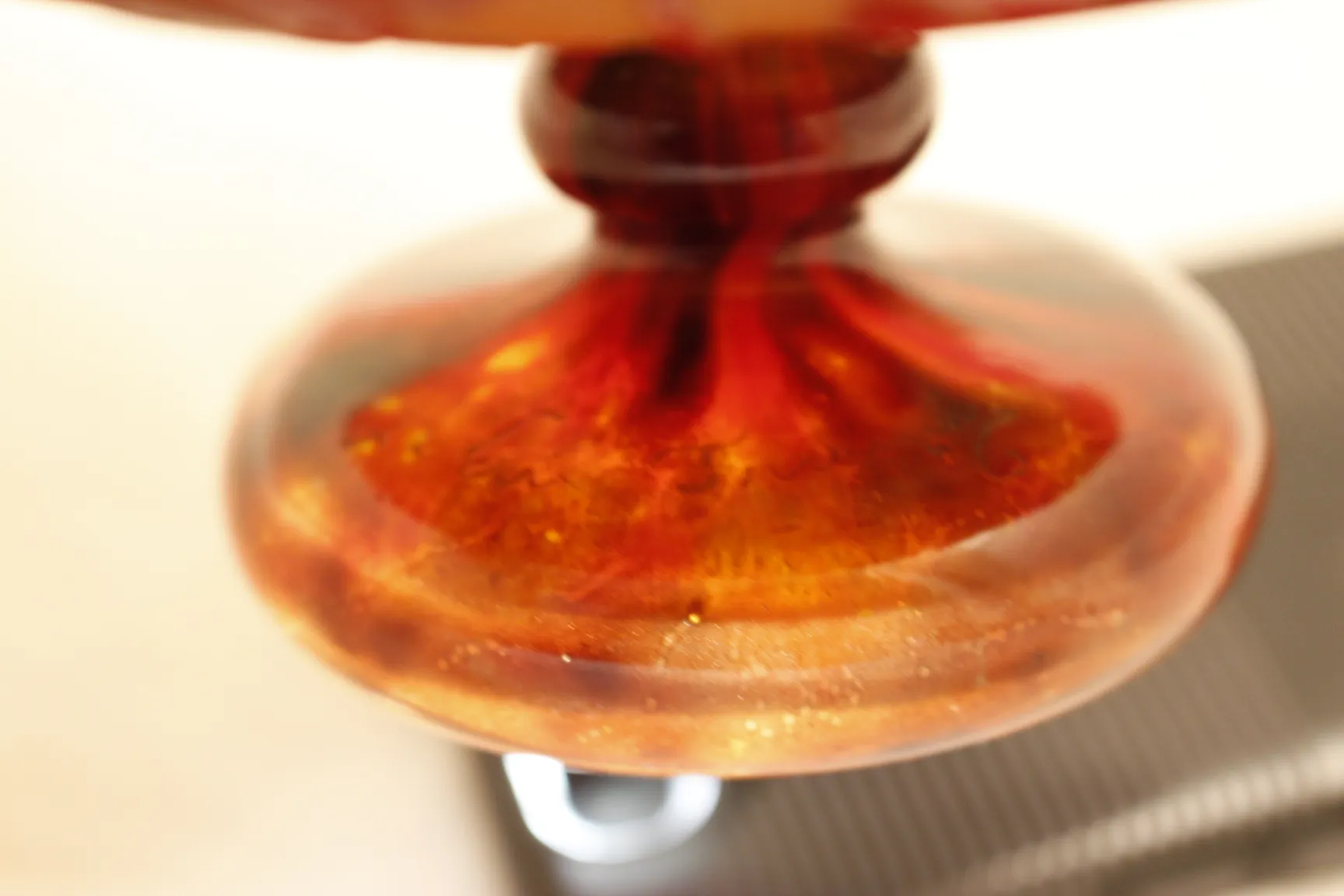 Vetro firmato Le Verre in toni di arancione e rosso, antiquariato