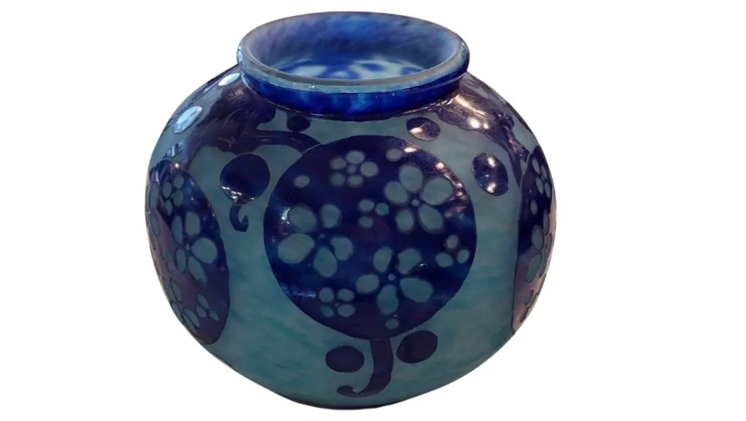 vase bleu rond avec motif floral en relief