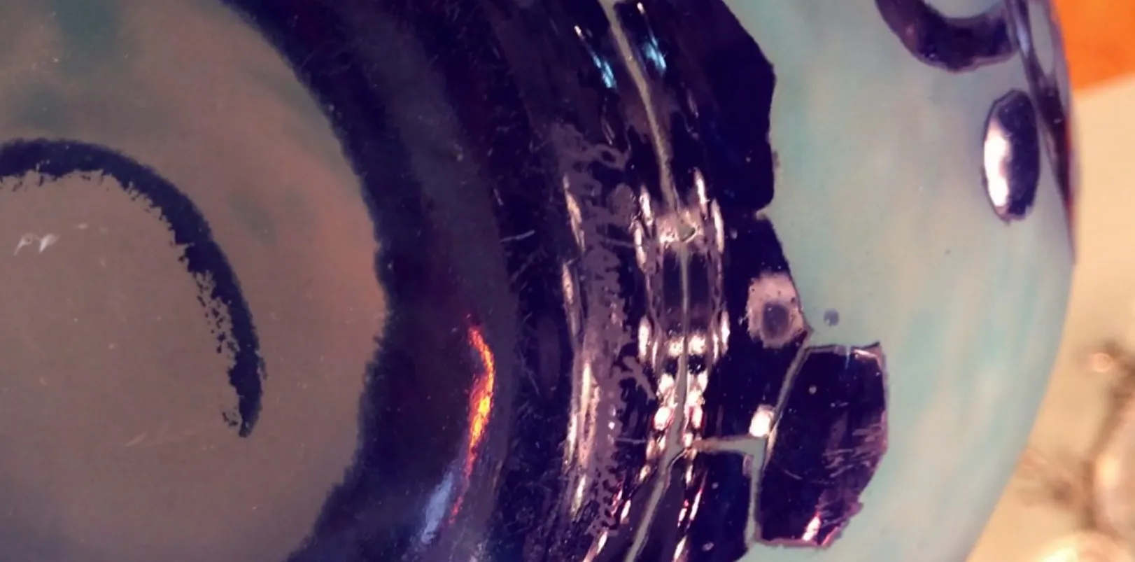 primo piano di vetro firmato antico le verre con dettagli decorativi