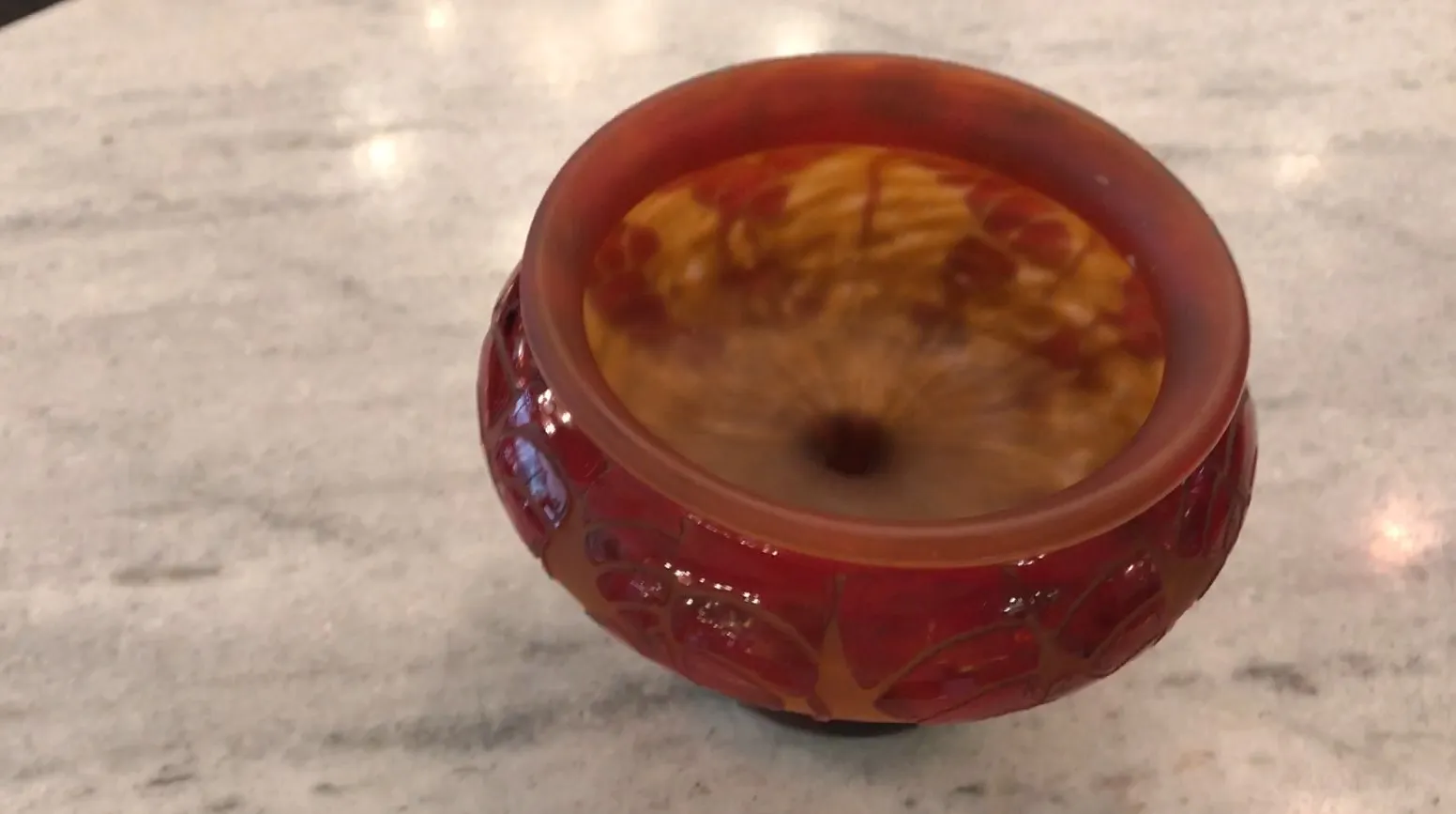 Антикварное подписанное стекло Le Verre с красными и желтыми деталями