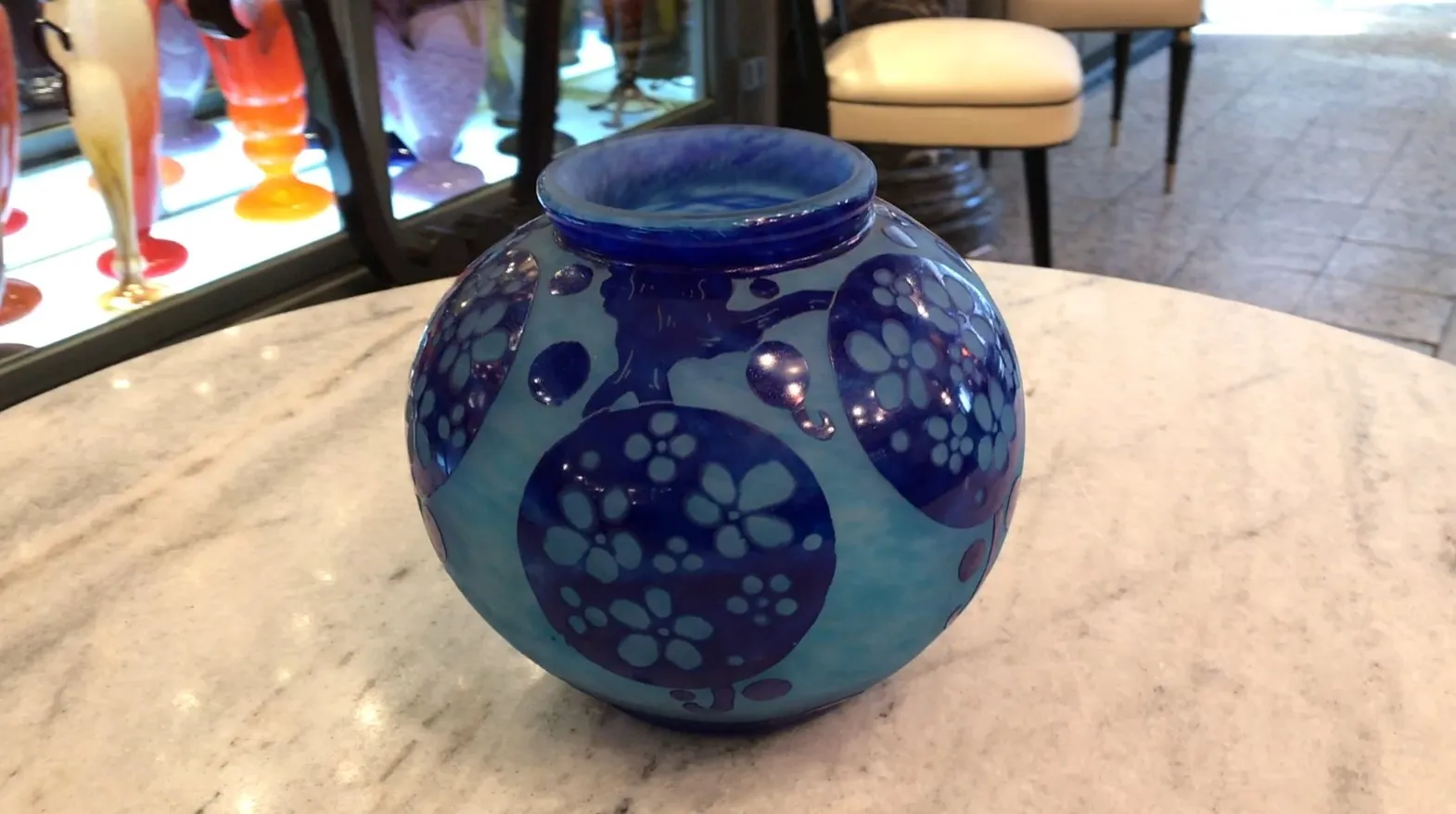 antiquité verre signé le verre, motif floral bleu