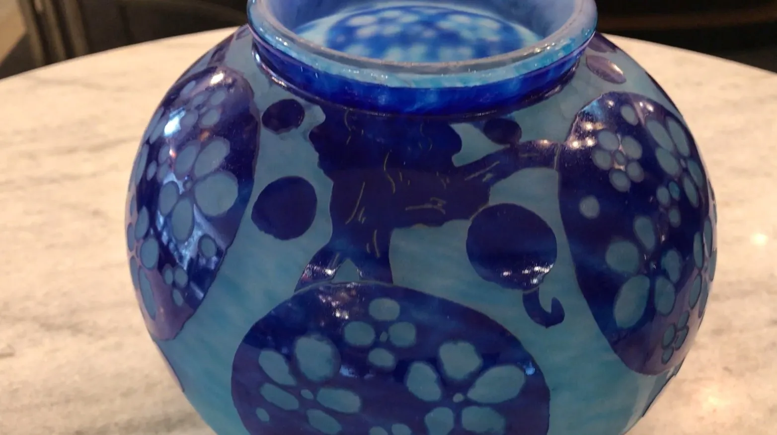 美しい古いサイン入りグラス、青い色調で装飾されています。