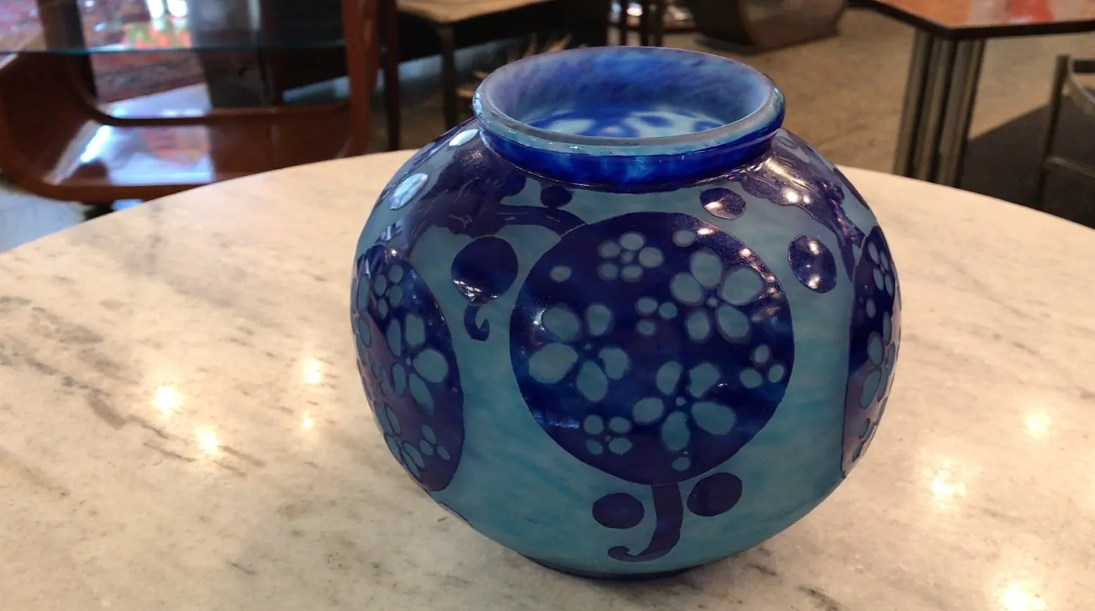 vase antico in vetro firmato le verre con design blu