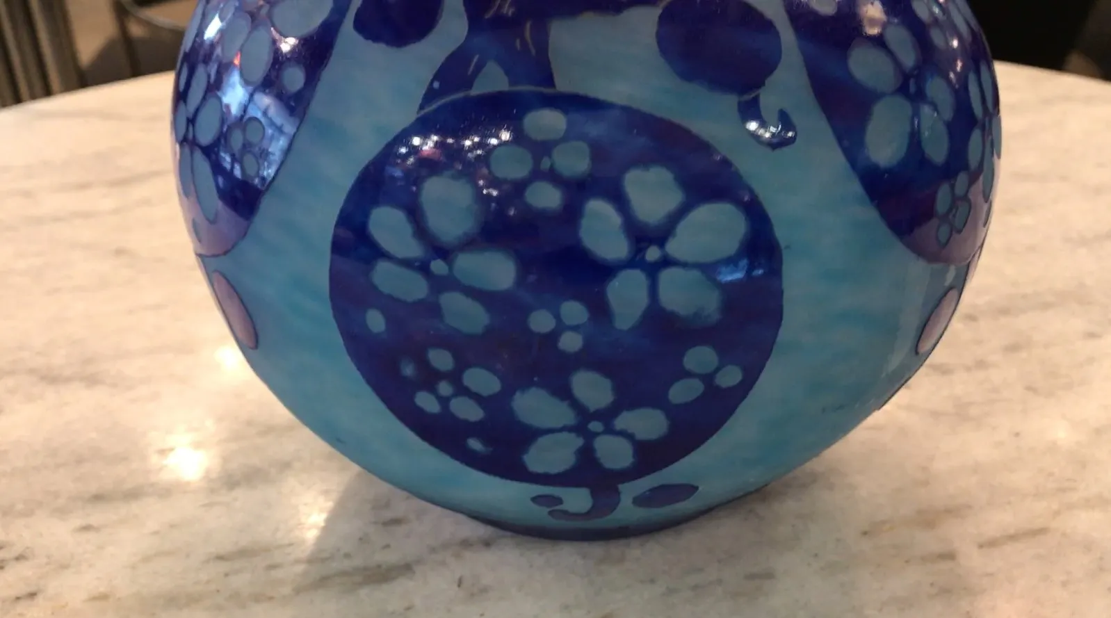 signiertes Glas Le Verre mit blauem Design und Formen