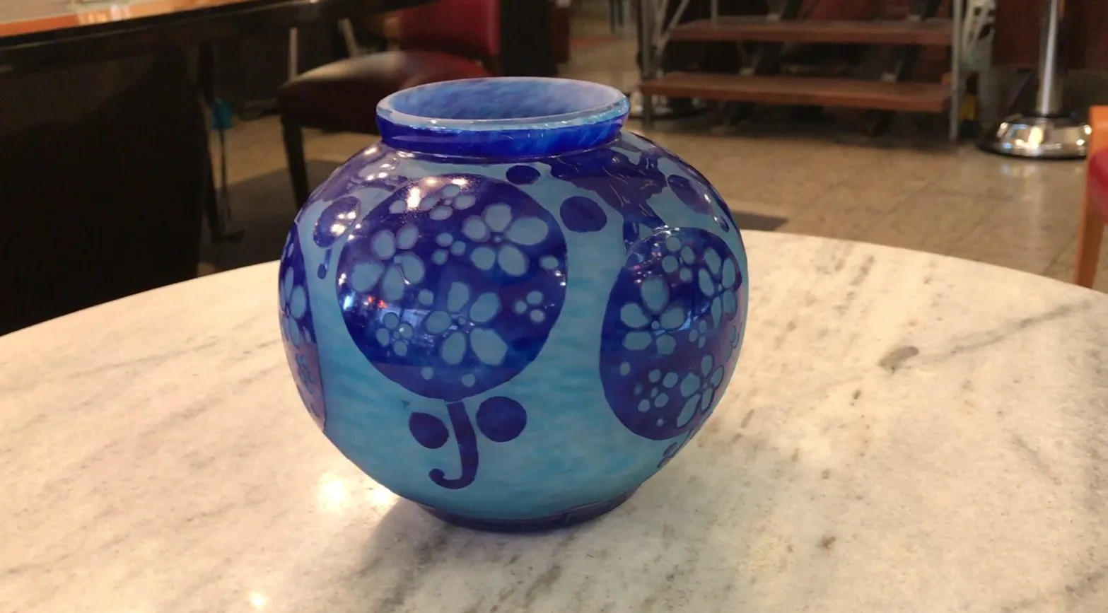 签名玻璃Le Verre，带有蓝色图案，法国家具