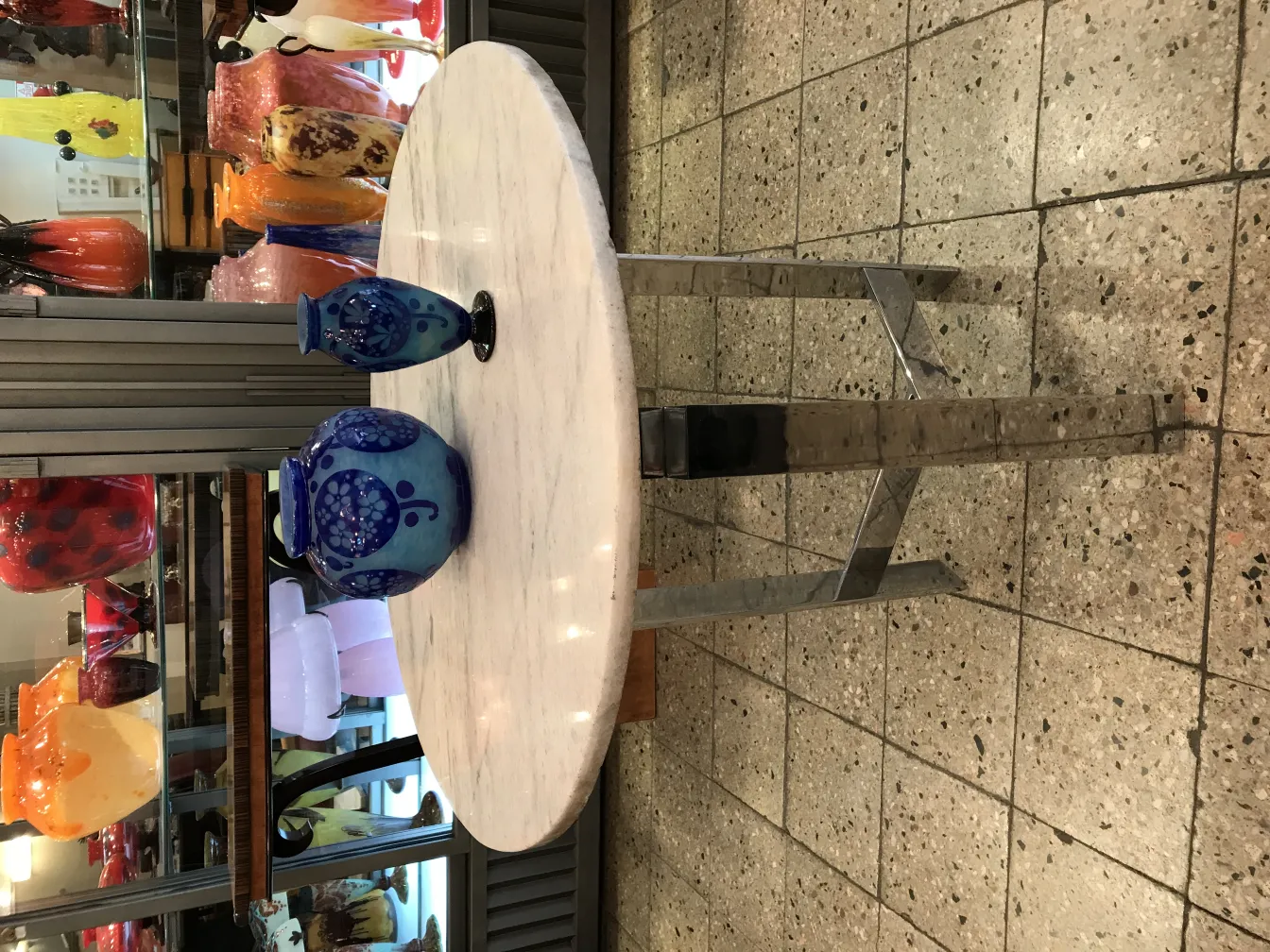 Antik signiertes Glas Le Verre, zwei dekorative blaue Vasen.