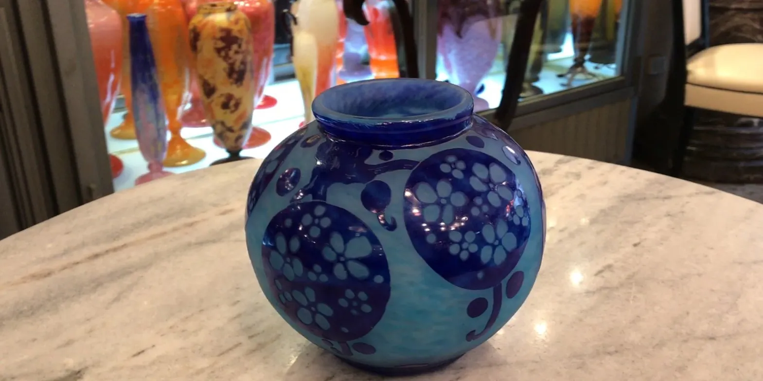 vaso de vidro assinado Le Verre, detalhes azuis e claros, objeto antigo