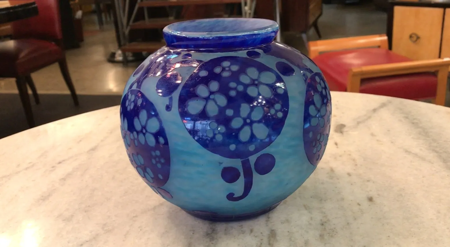 antike Vase mit blauem und grünem Design, signiert