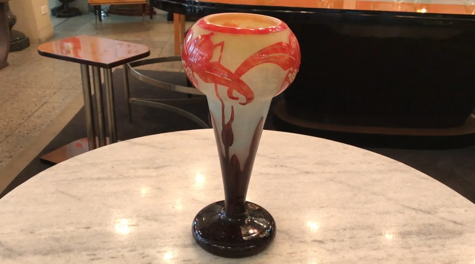 签名玻璃有花卉设计，圆形底座