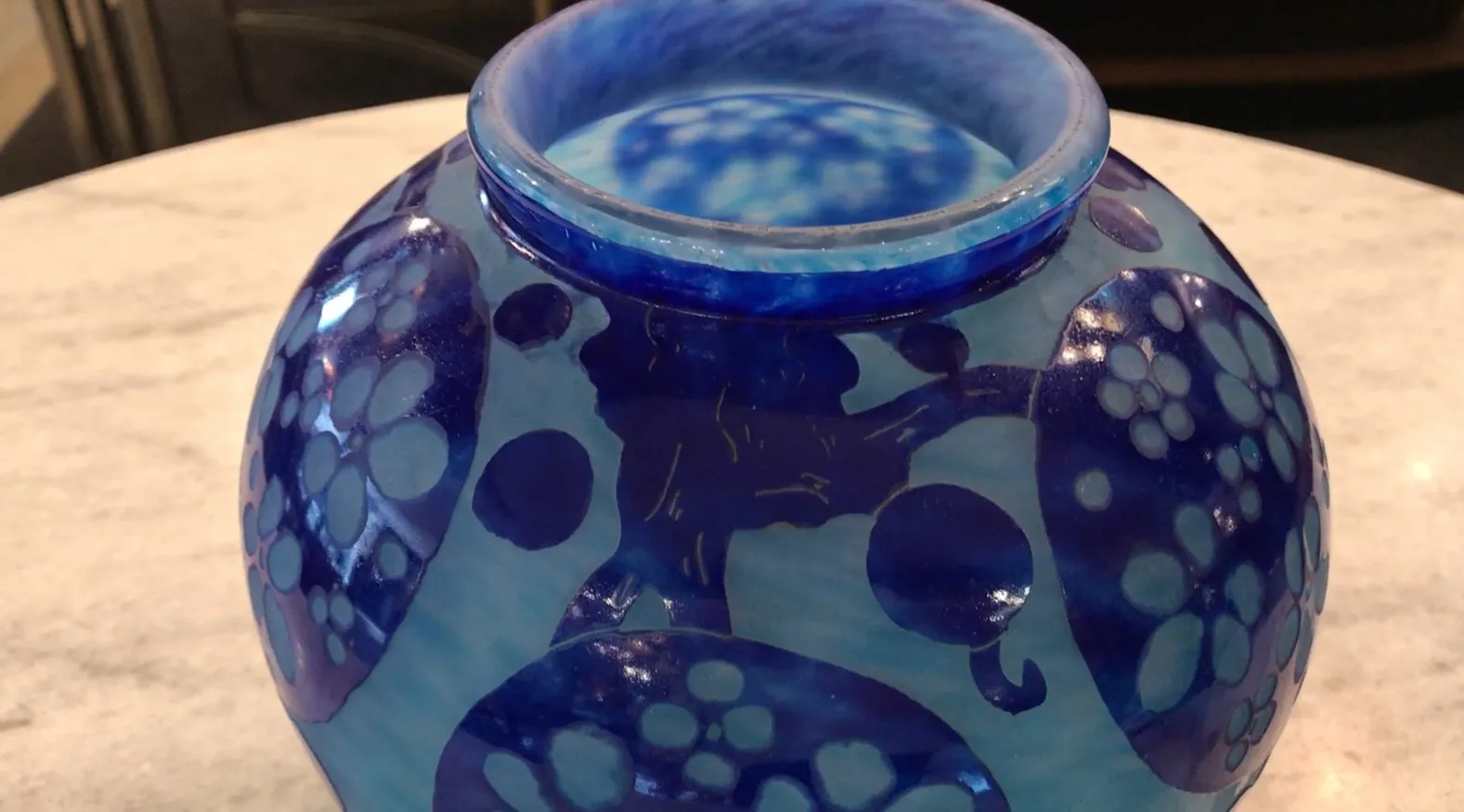 Verre signé antique Le Verre avec design bleu et formes