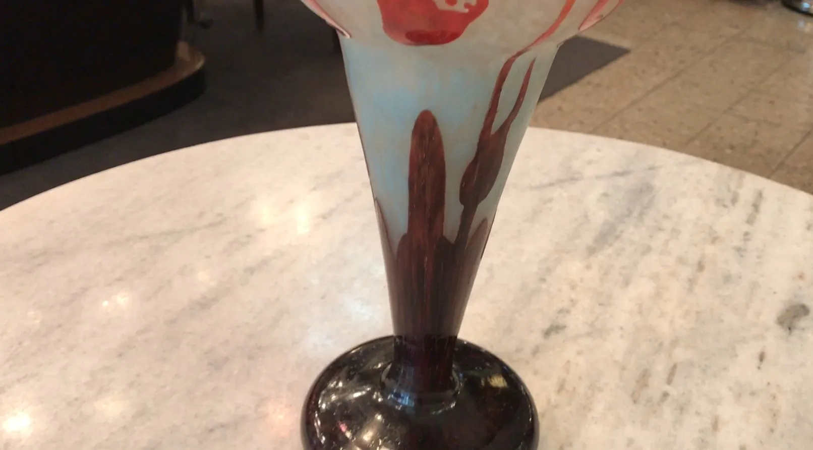 Vaso antigo com design floral vibrante, assinado.