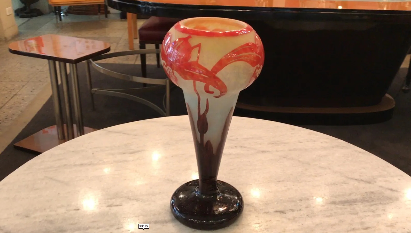 Verre signé Le Verre dans un cadre antique et décoratif.