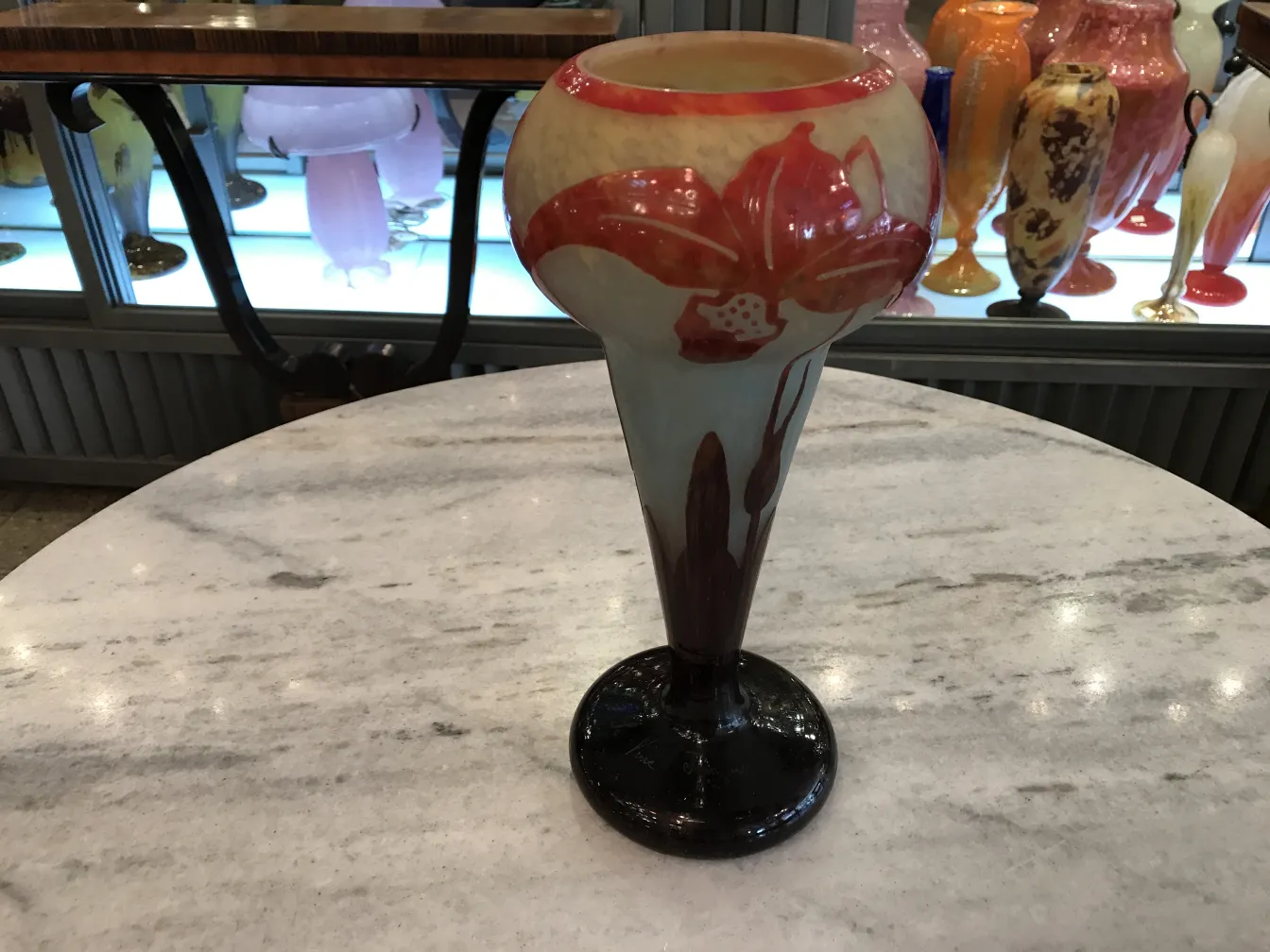 प्राचीन कांच पर हस्ताक्षरित le verre में रंगीन पुष्प डिजाइन