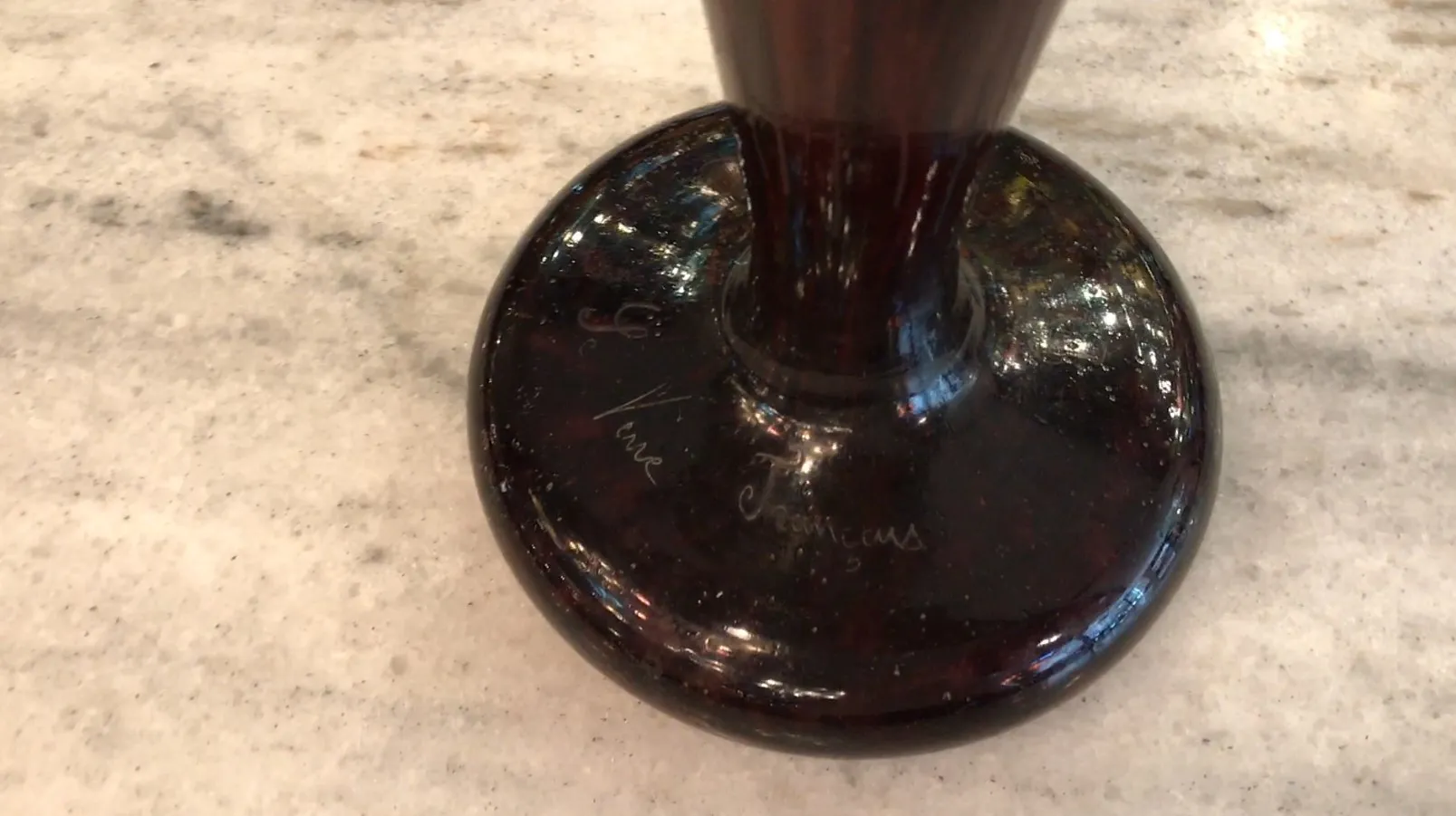 زجاج قديم مع توقيع في القاعدة، خلفية ناعمة