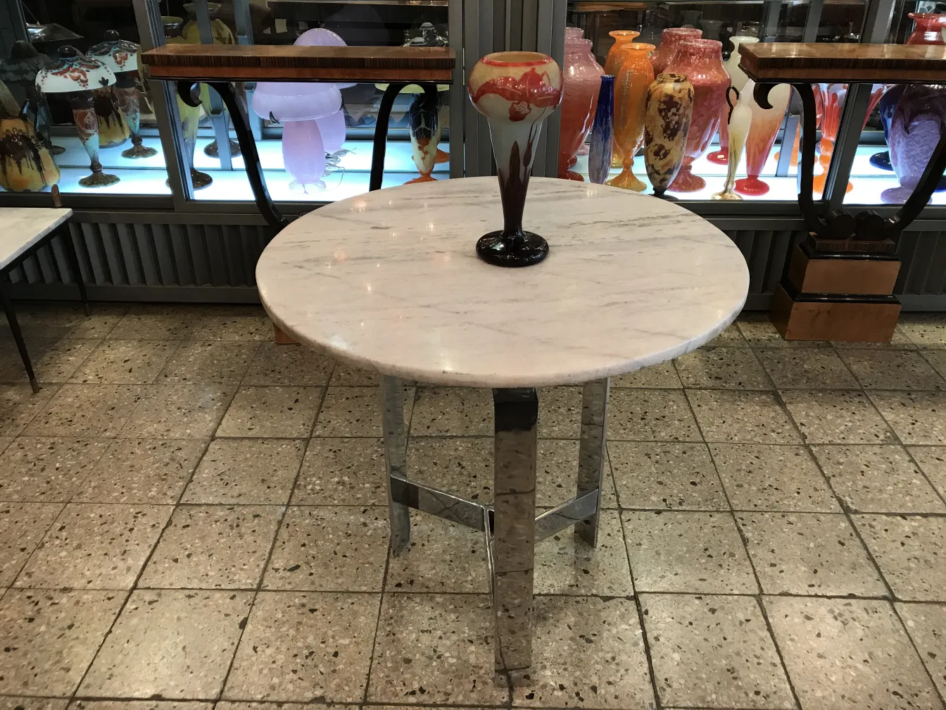 антика с подписанным стеклом Le Verre на круглой стойке