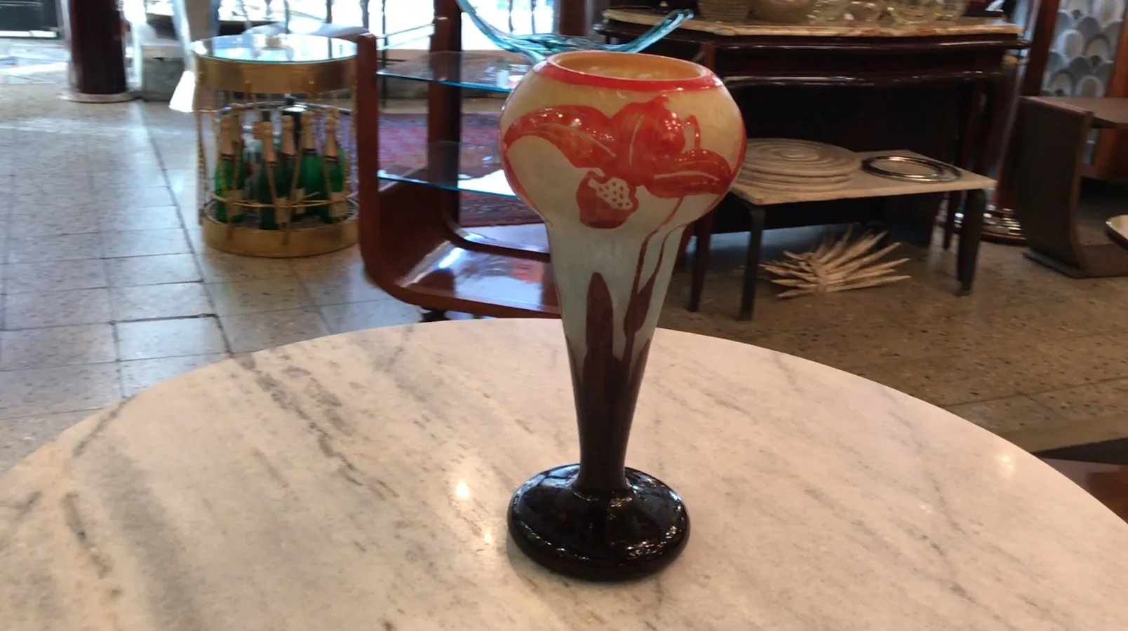 تحف زجاج موقّع (Le Verre) مع تصميم زهري وقاعدة داكنة