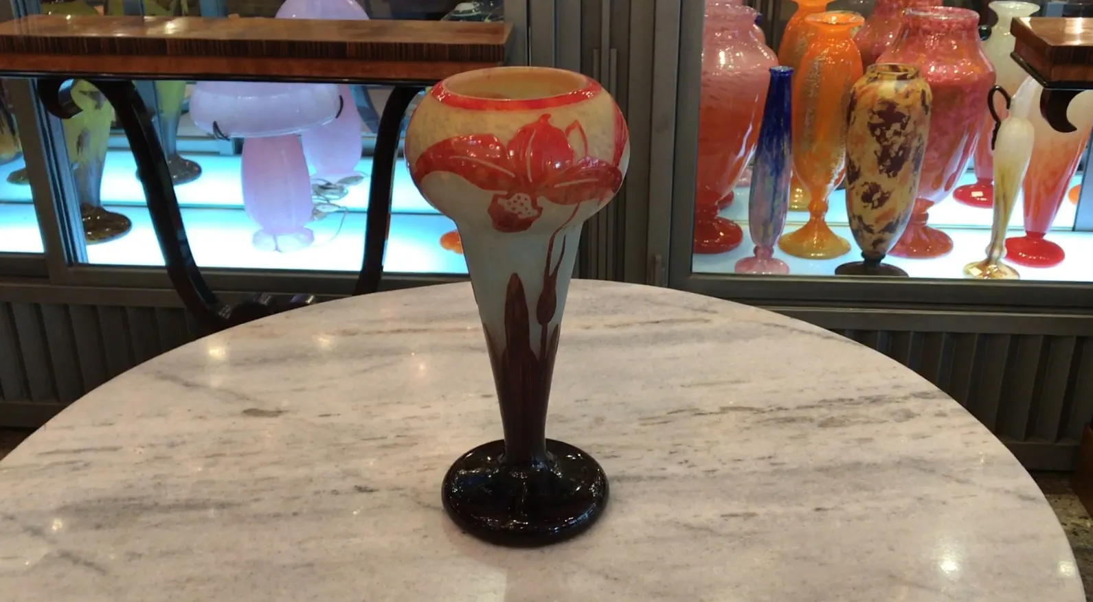 Vaso antico con design floreale in colori tenui e base scura