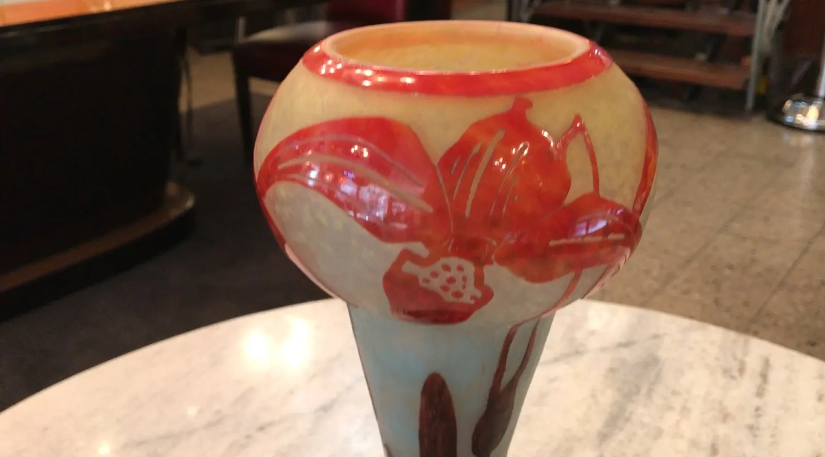 antikes signiertes Glas Le Verre mit roten Blumenmustern.