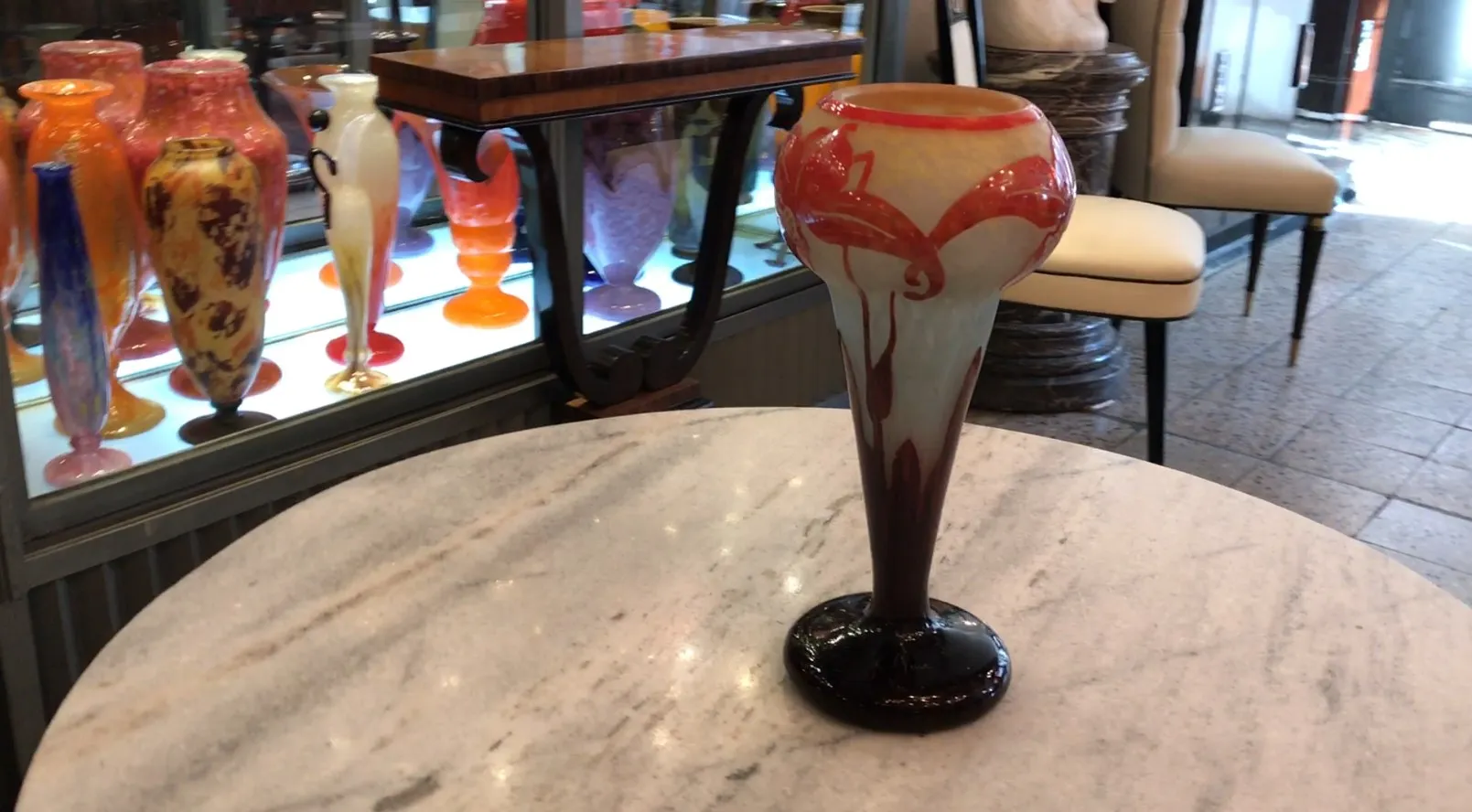 पुरानी कांच की गुलदस्ता, आंतरजाल में शानदार लाल और सफेद डिज़ाइन, रंगीन वासों का भरपूर परिवेश।