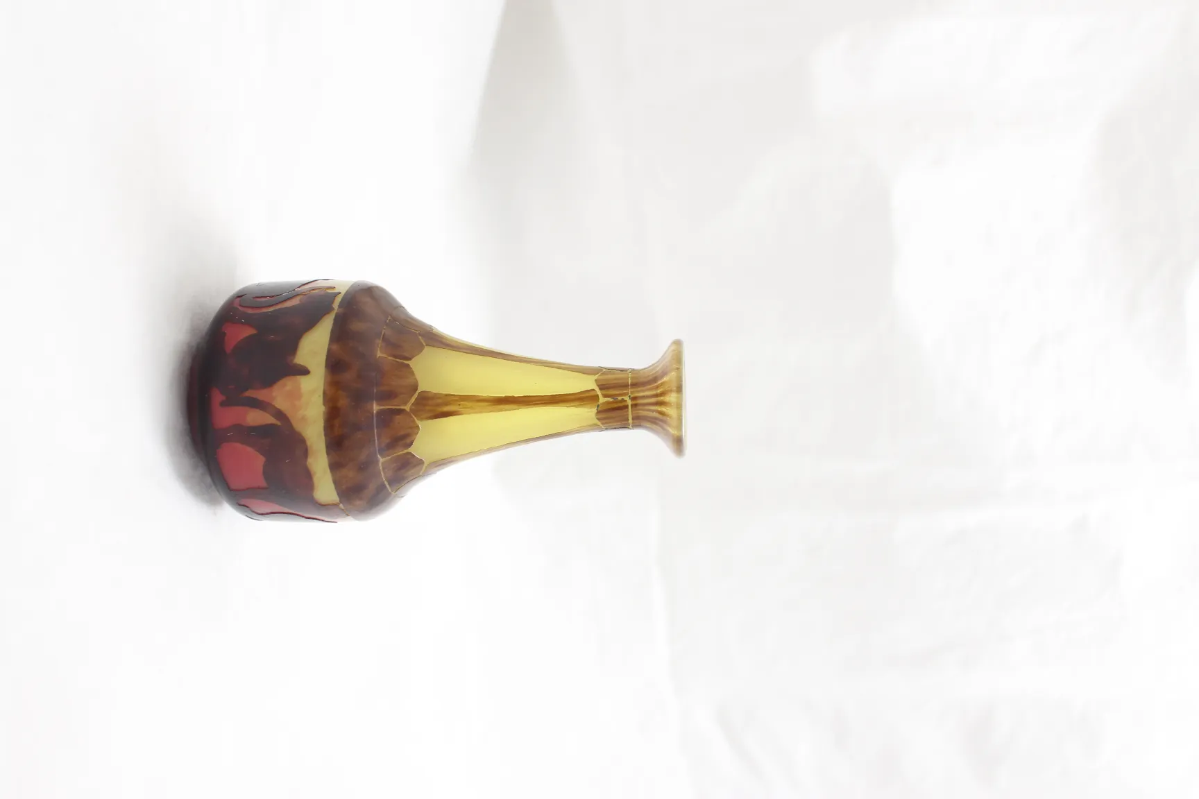 Vetro antico firmato Le Verre con design decorativo