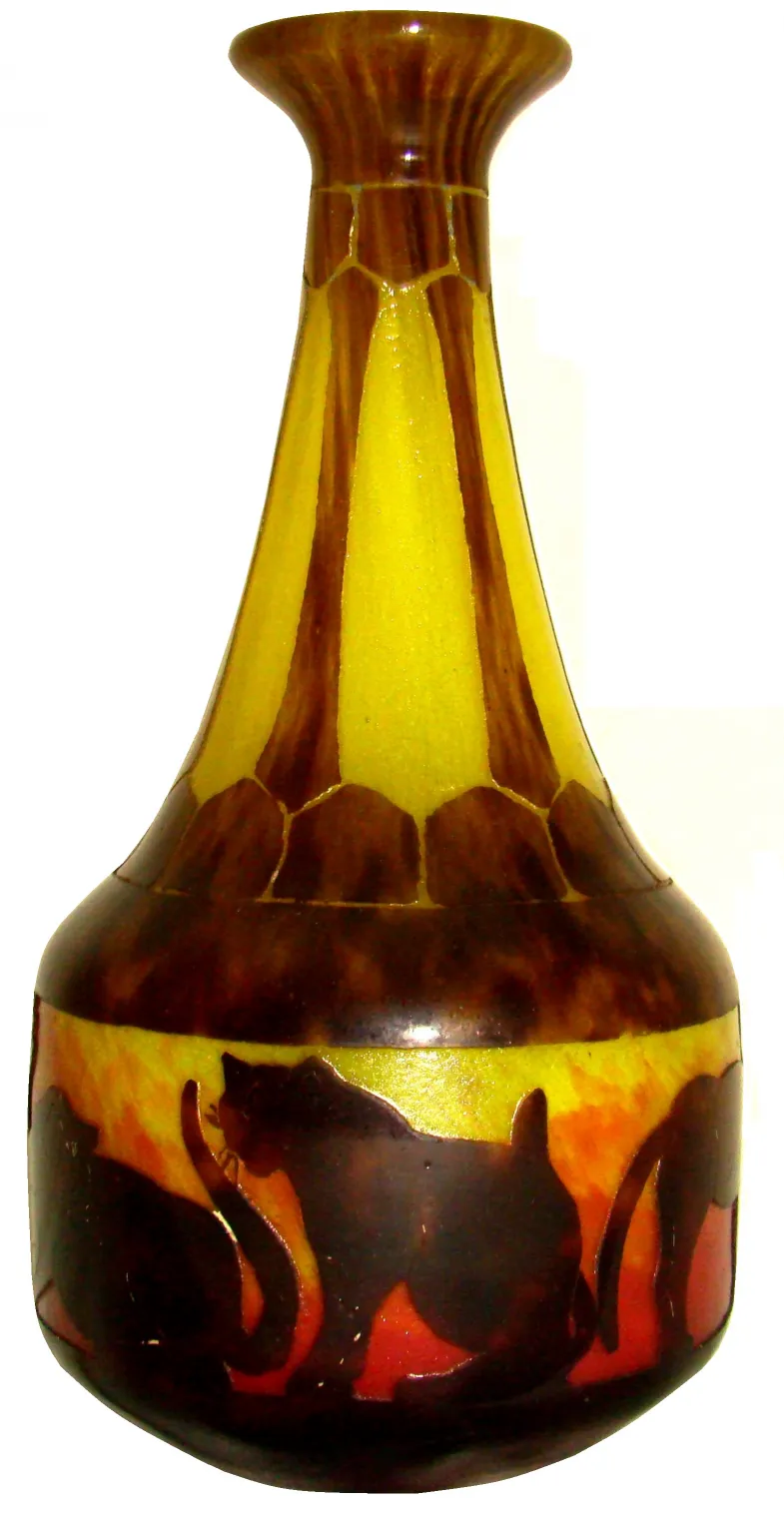 Botella antigua de vidrio firmado Le Verre, decorada con sombras de gatos.