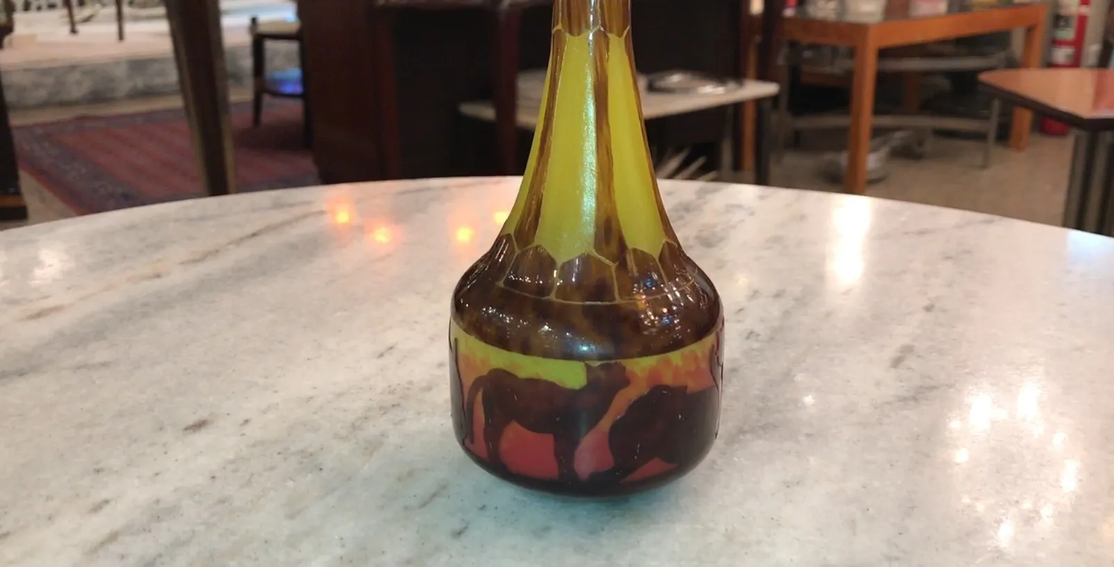 古老的玻璃表面上有le verre的图案。