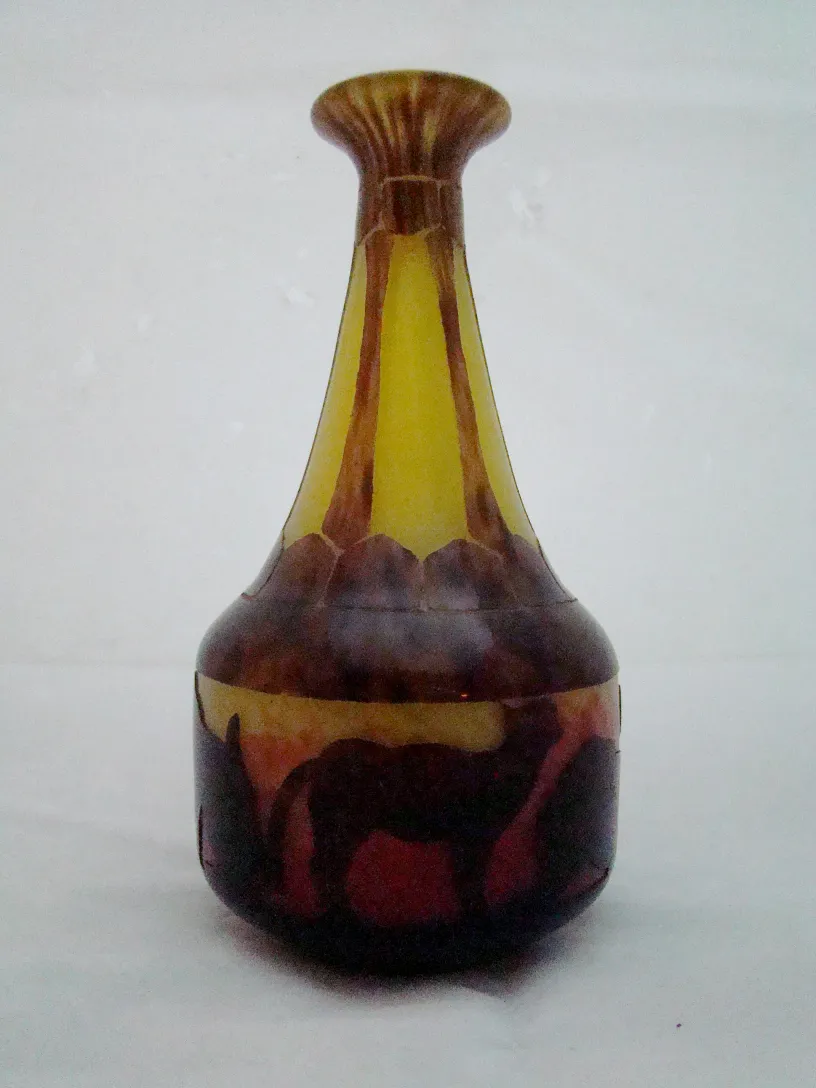 vase ancien avec décorations marron et jaune