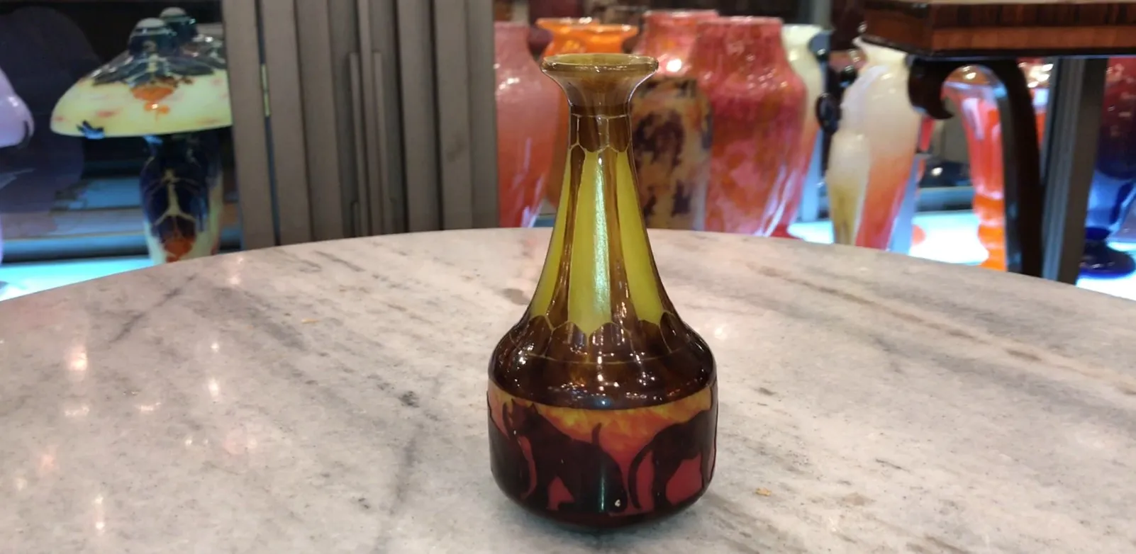 Verre signé antique Le Verre avec des couleurs vives et chaudes