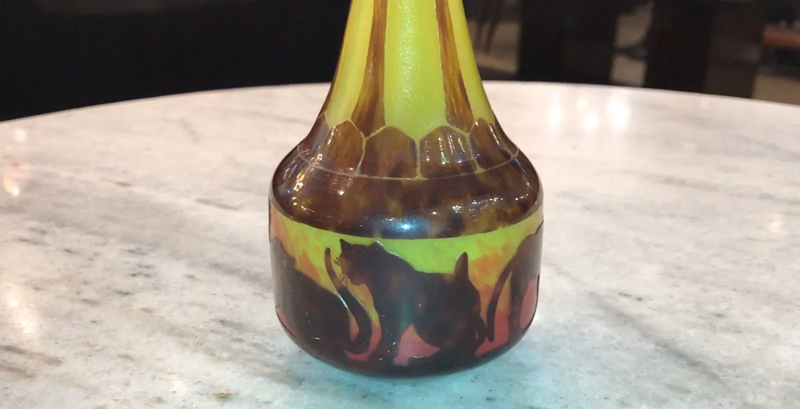 Vetro firmato Le Verre con disegni di gatti e colori caldi su sfondo scuro