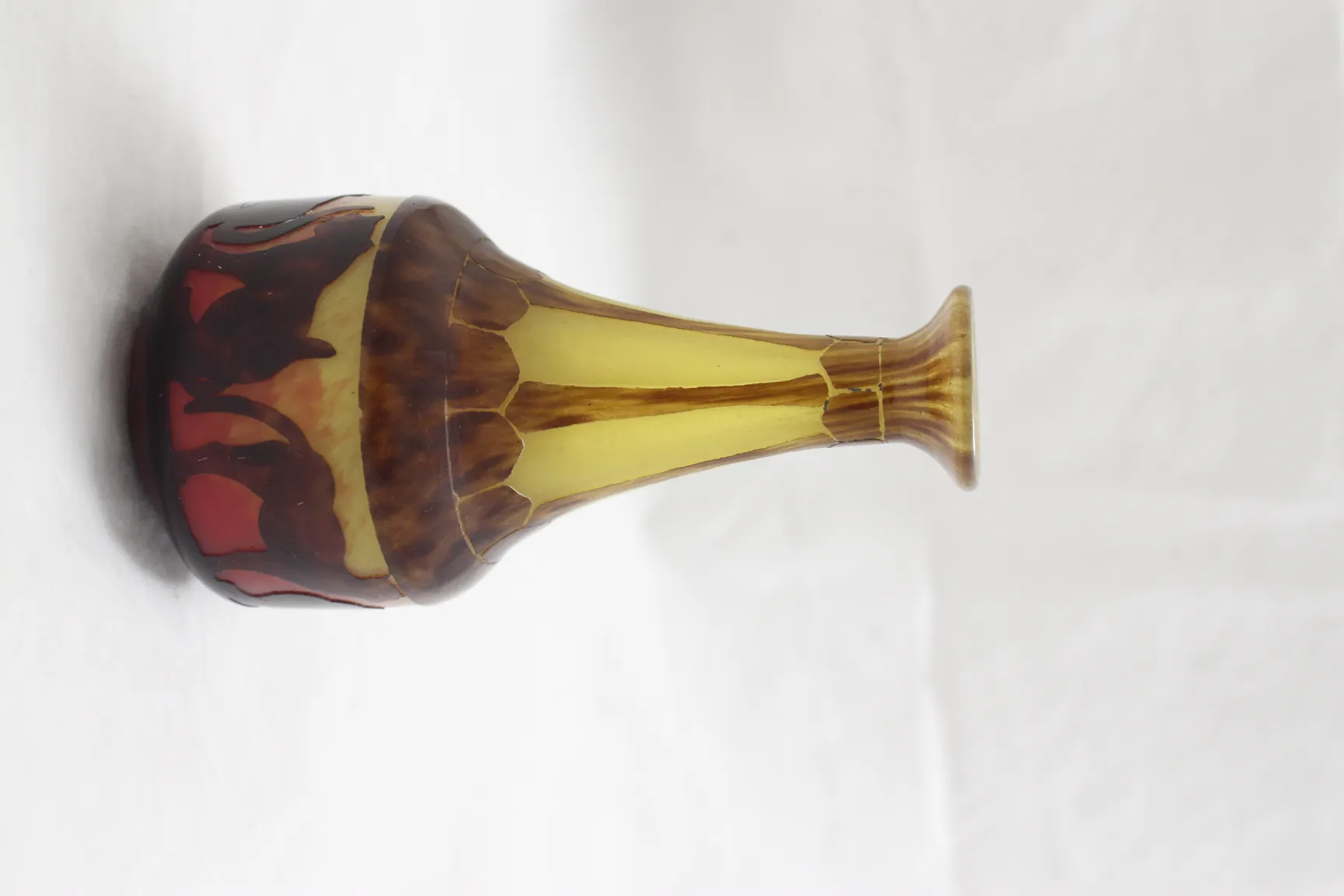 Verre signé de Le Verre avec décoration ancienne aux couleurs vives