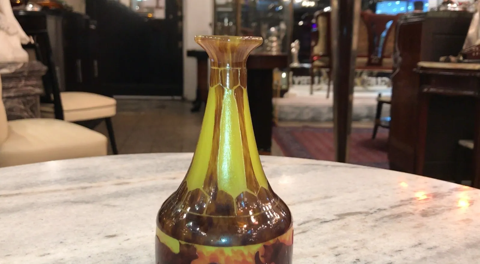 vidro assinado com detalhes marrons e amarelos, antiguidade em fundo elegante