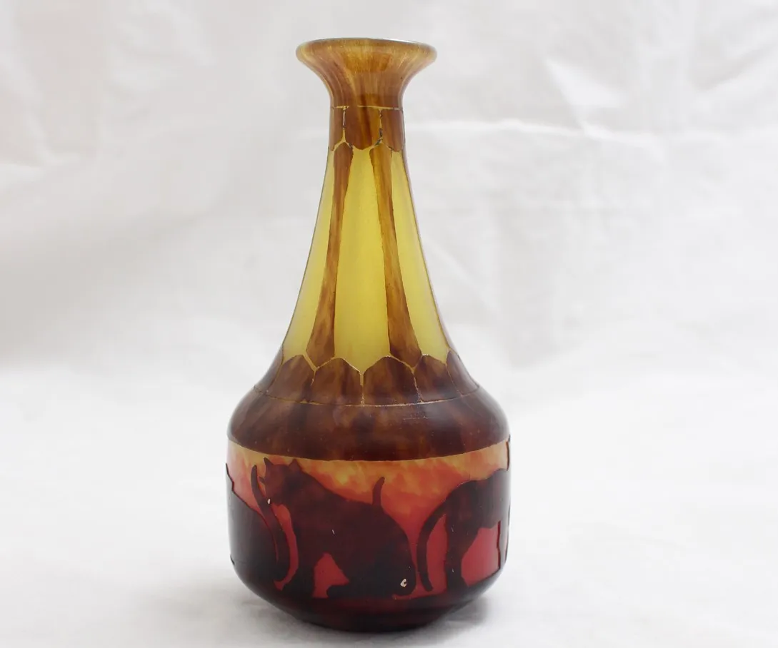 Antiquité verre signé Le Verre présentant des motifs d'éléphants amusants dans des couleurs chaudes.