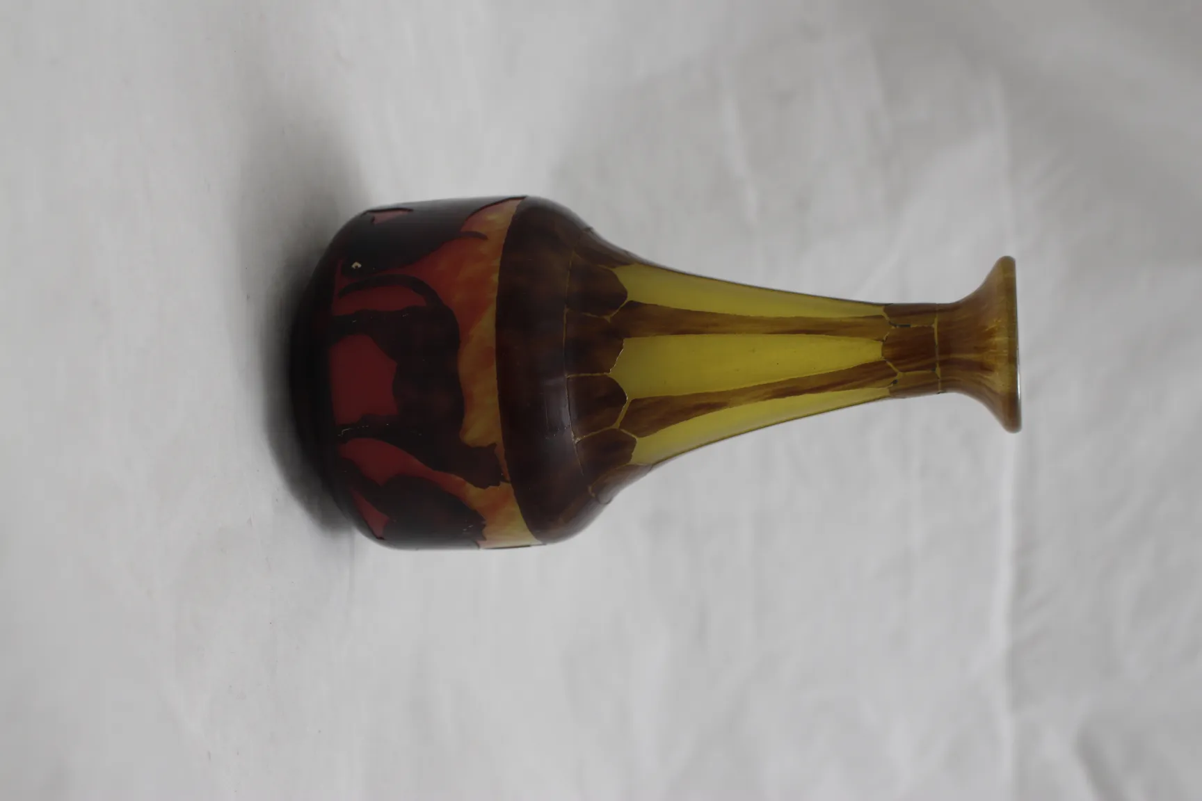 앙트이크 서명된 유리잔, 노란색과 빨간색, 우아한 디자인.